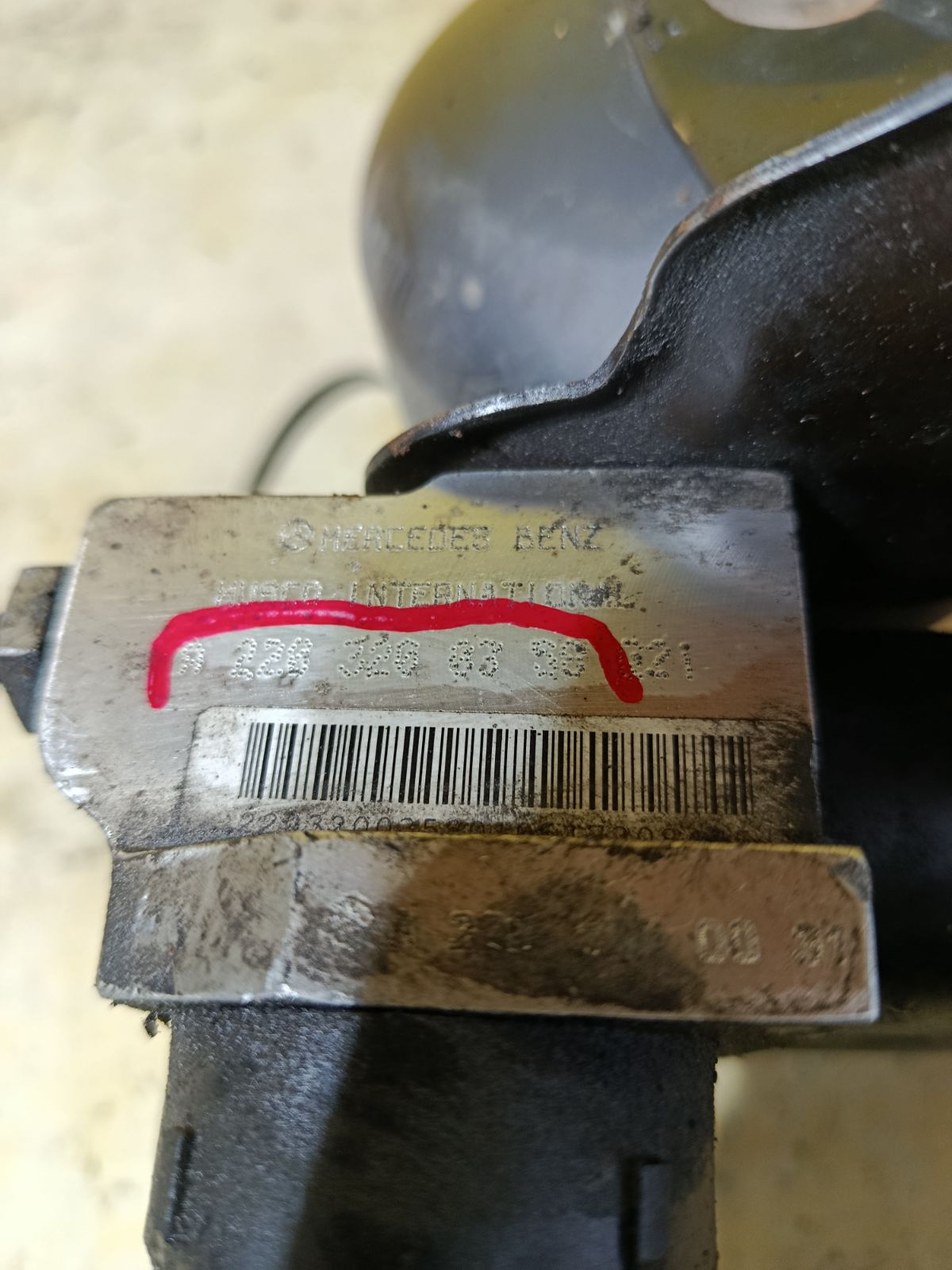 Компрессор подвески A2203200358, A2209970036, A2209970136, A2203270115 на Mercedes-Benz Cl-Class C215 Фото 2