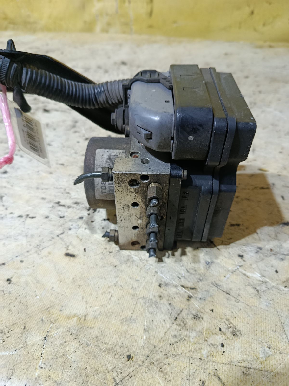 Блок ABS 47660-9Y000 на Nissan Teana J31 VQ23DE Фото 2