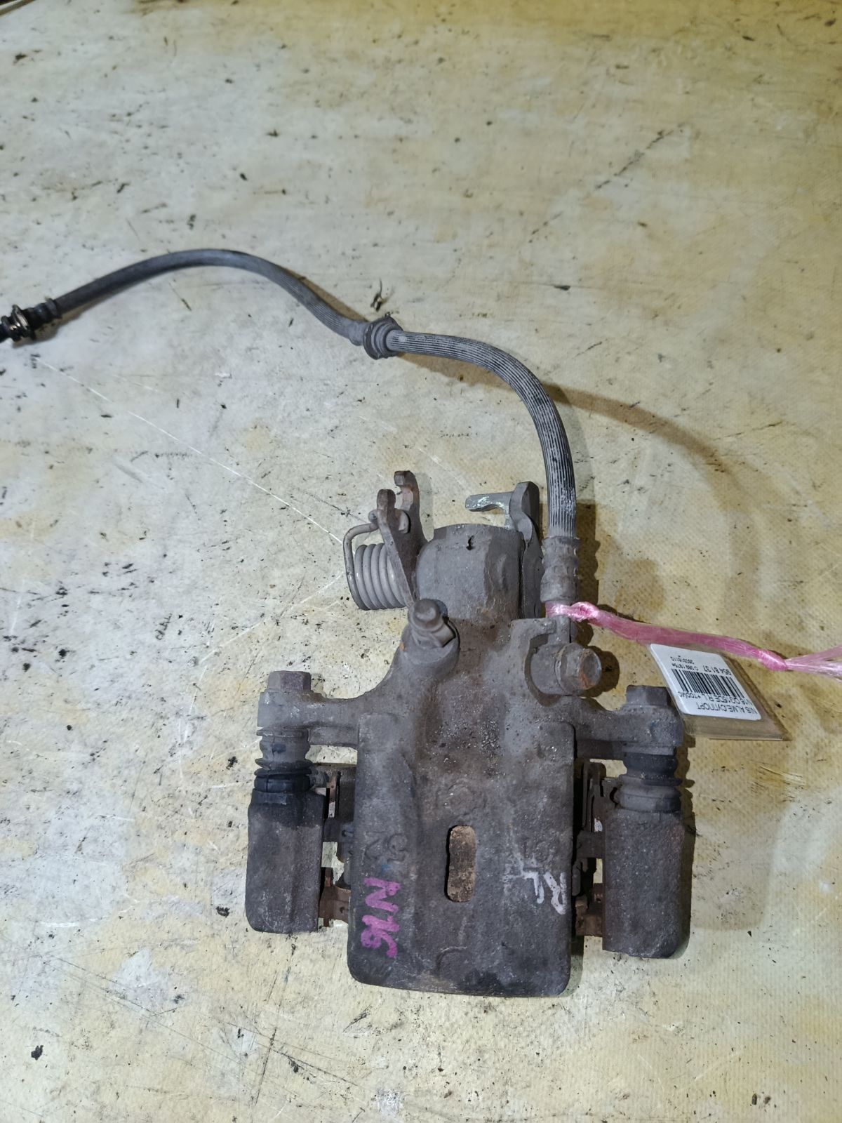 Суппорт на Nissan Almera N16 QG16DE Фото 1