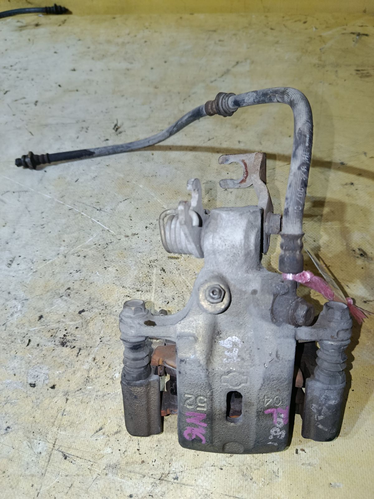 Суппорт на Nissan Almera N16 QG16DE Фото 1