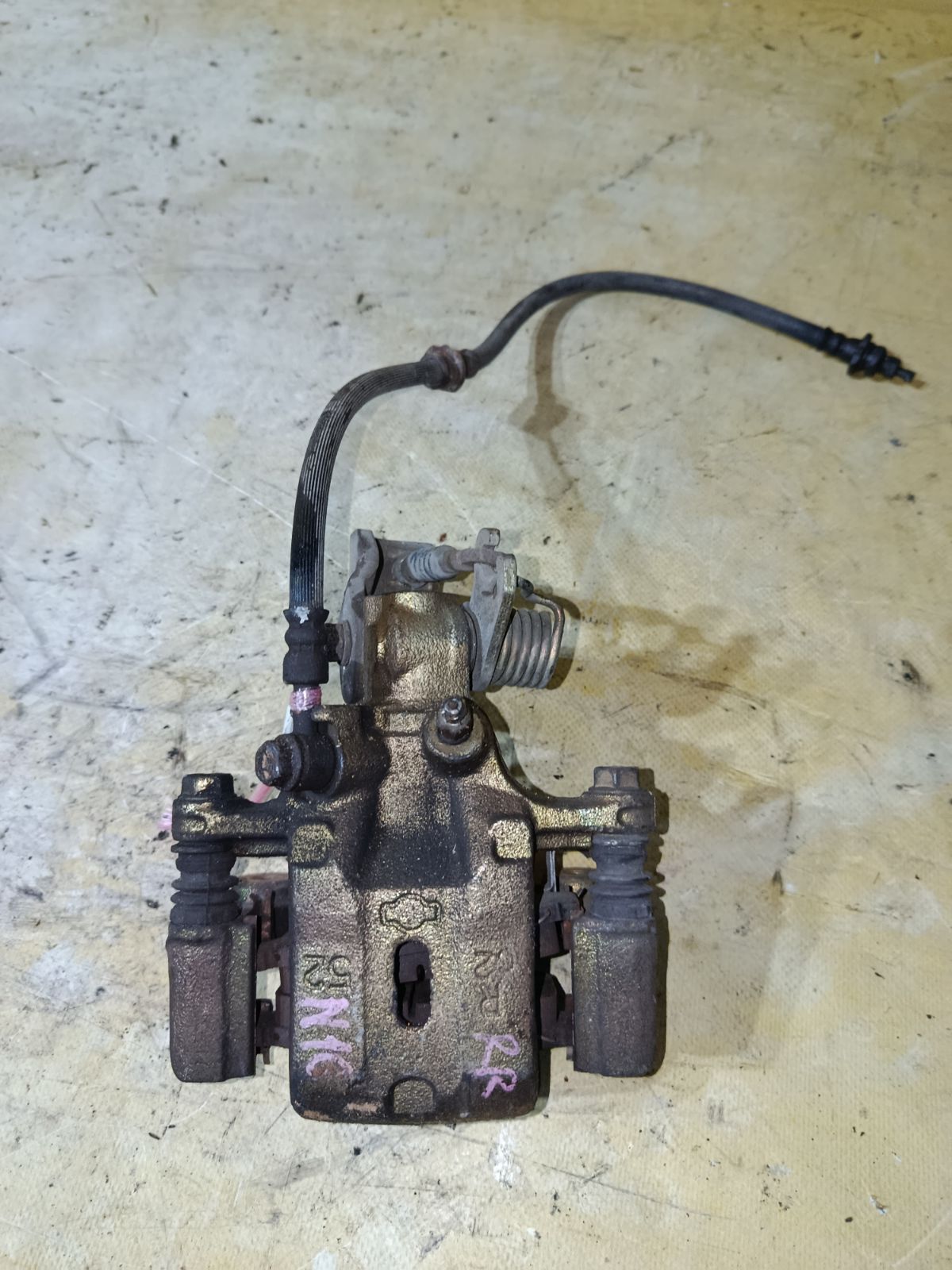 Суппорт на Nissan Almera N16 QG16DE Фото 1