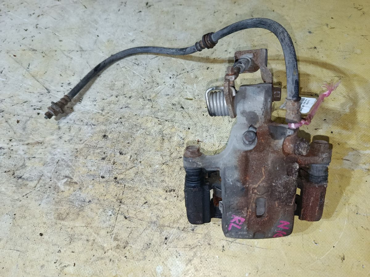 Суппорт на Nissan Almera N16 QG16DE Фото 1