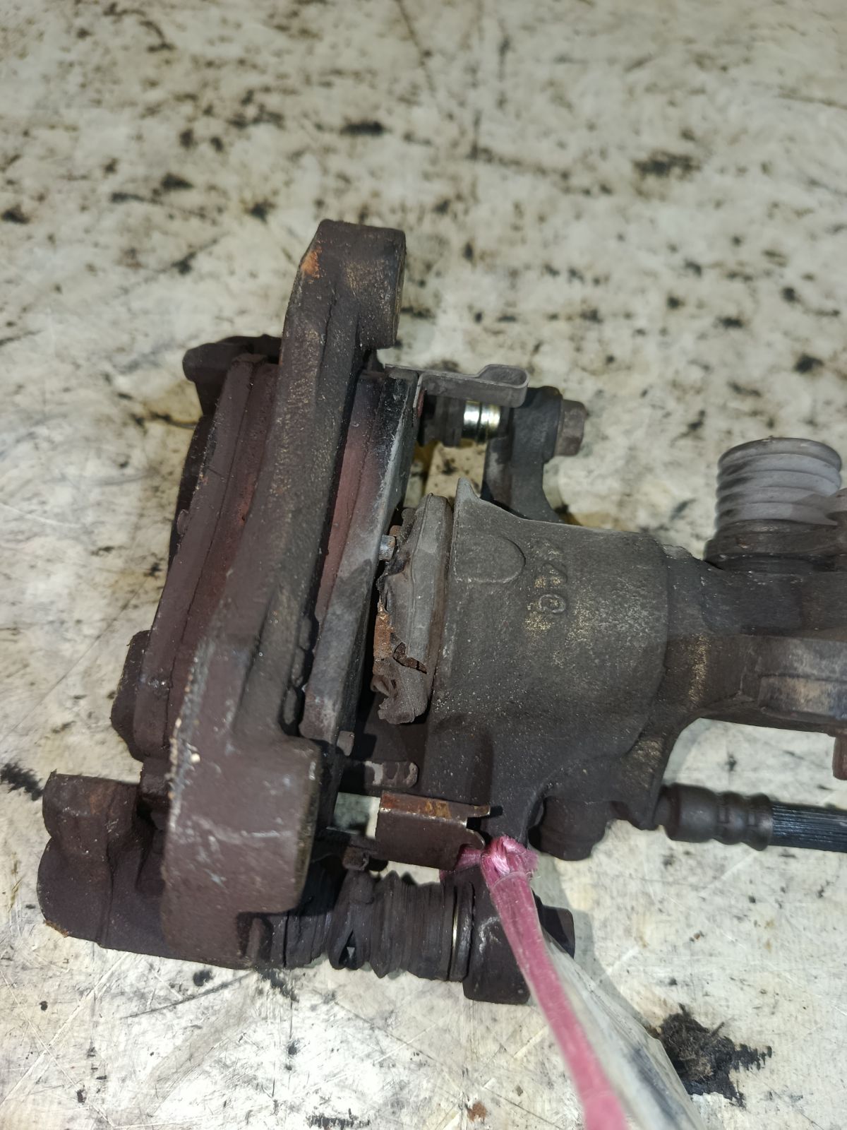 Суппорт на Nissan Almera N16 QG16DE Фото 3