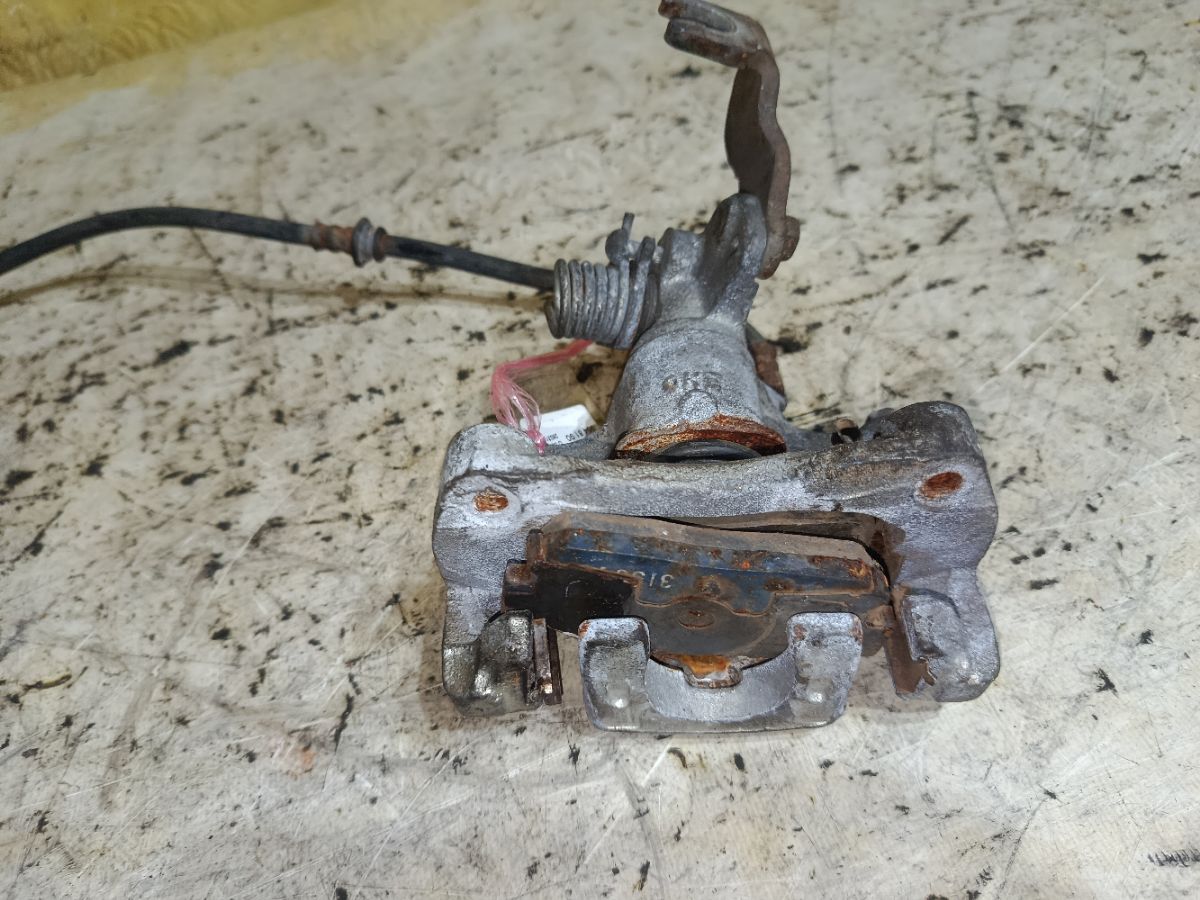 Суппорт на Nissan Cefiro A33 VQ20DE Фото 3