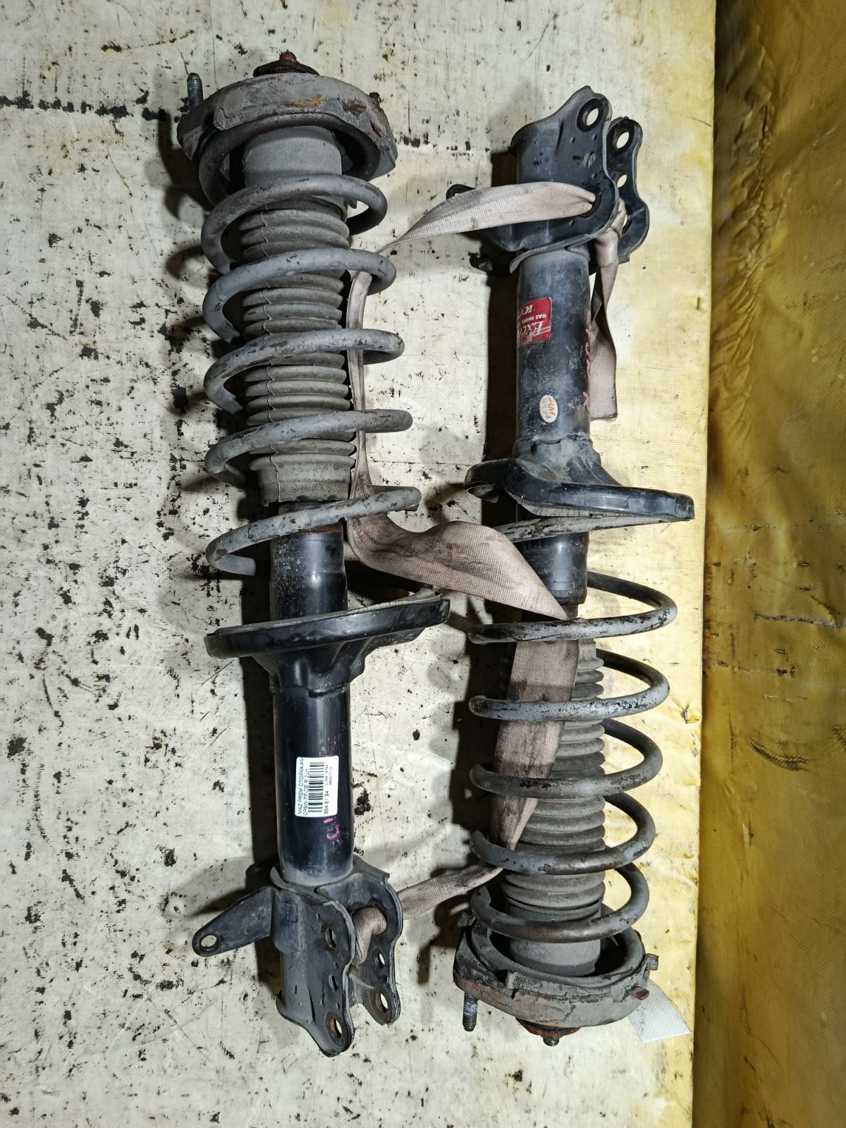 Стойка амортизатора на Mazda Premacy CP8W FP-DE Фото 1