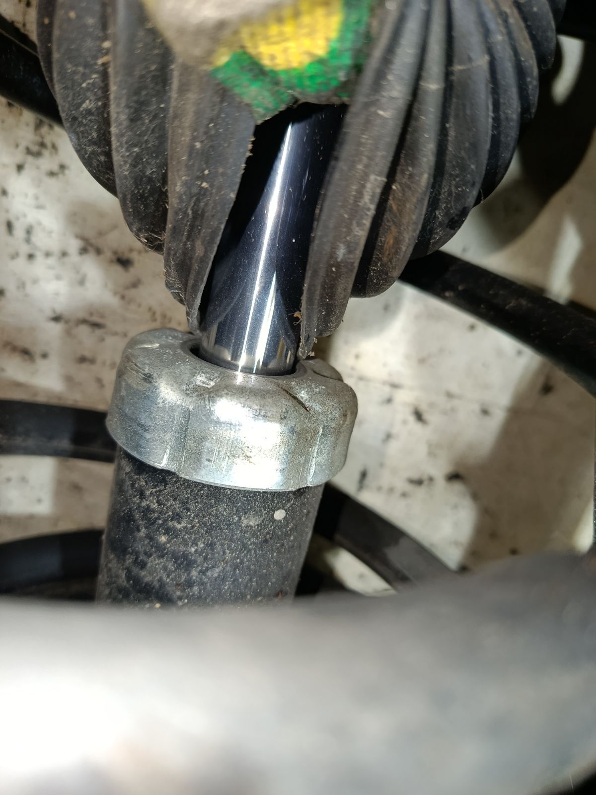 Стойка амортизатора на Nissan Cefiro A33 VQ20DE Фото 3