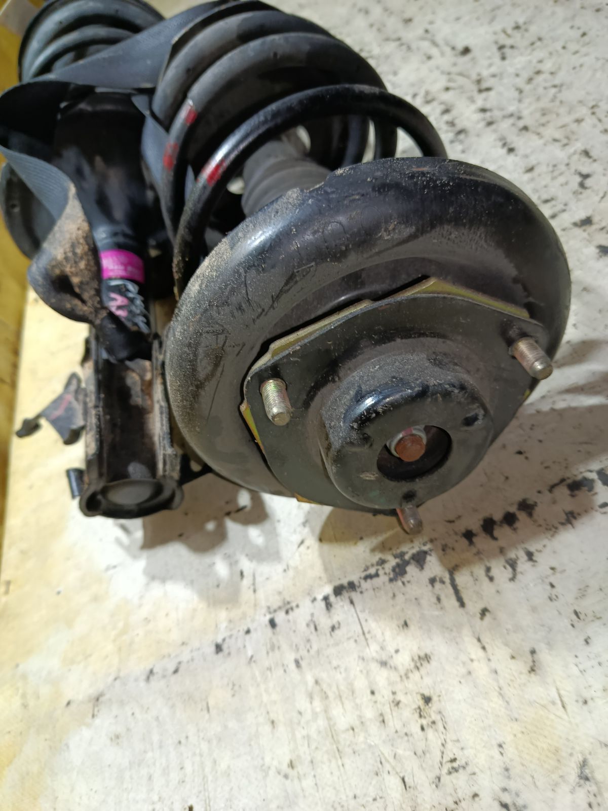 Стойка амортизатора на Nissan Cefiro A33 VQ20DE Фото 6