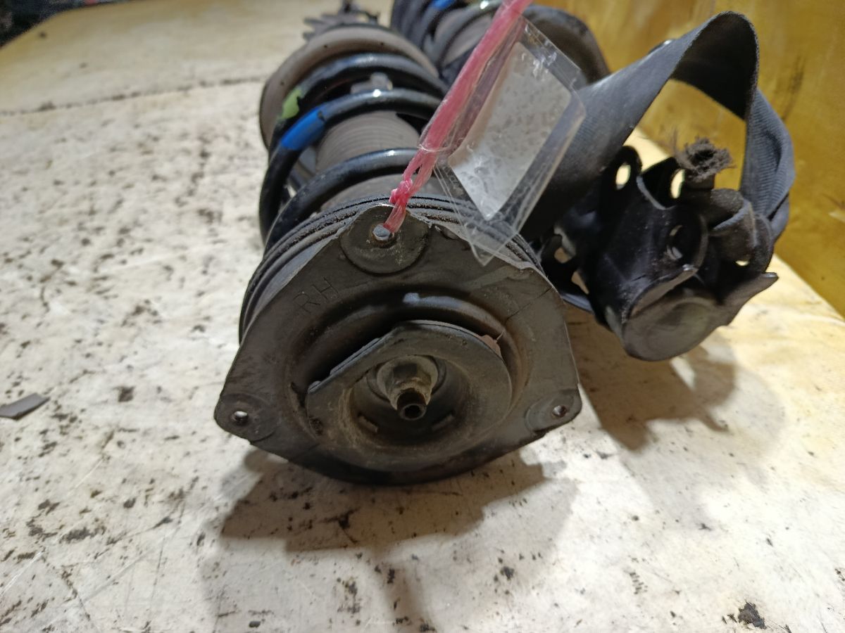 Стойка амортизатора на Nissan Tiida C11 HR15DE Фото 3