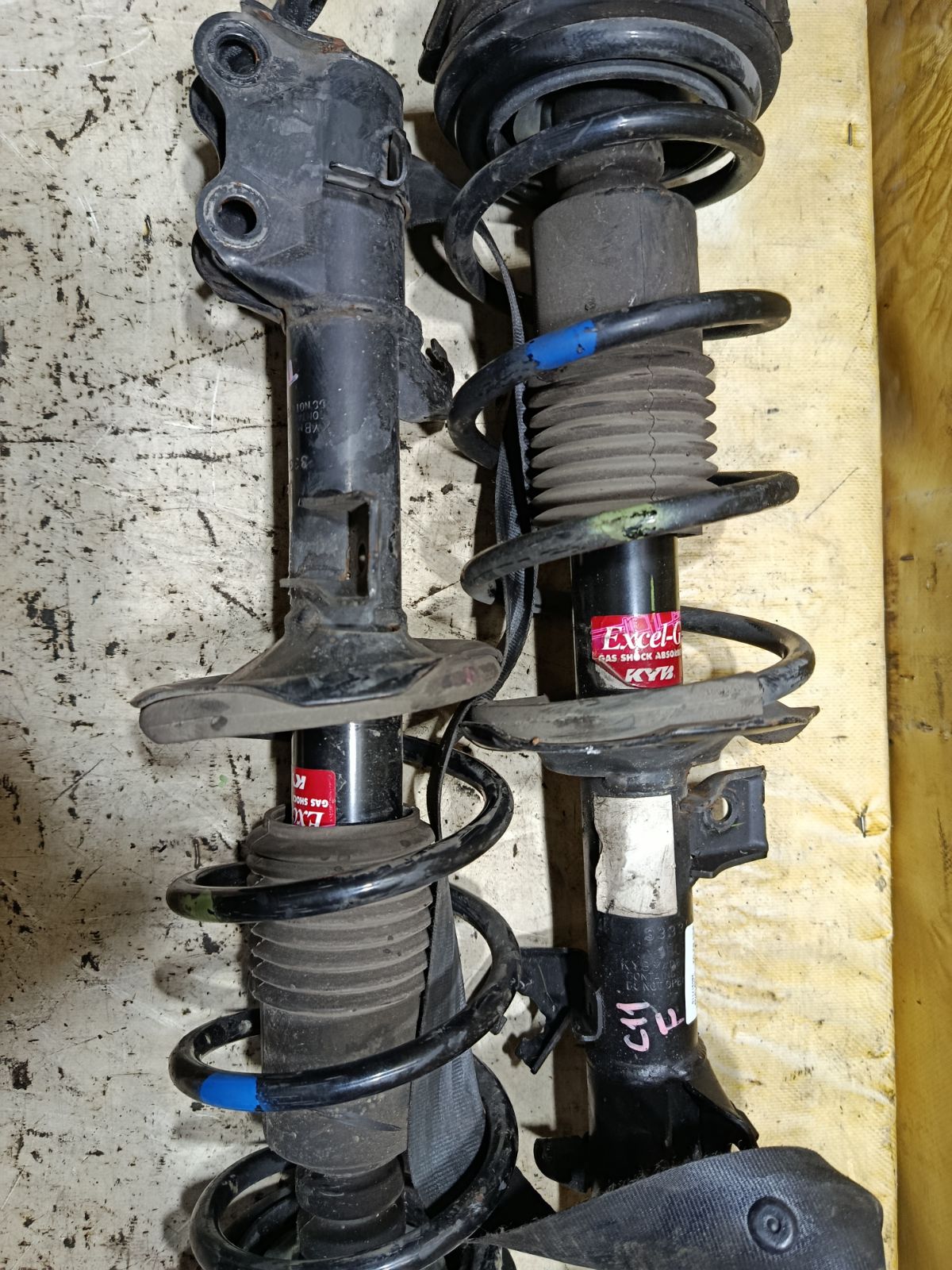 Стойка амортизатора на Nissan Tiida C11 HR15DE Фото 4