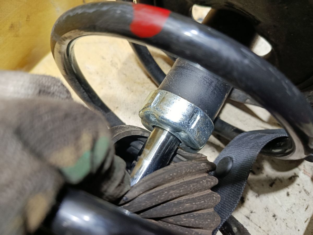 Стойка амортизатора на Nissan Bluebird Sylphy QG10 QG18DE Фото 3