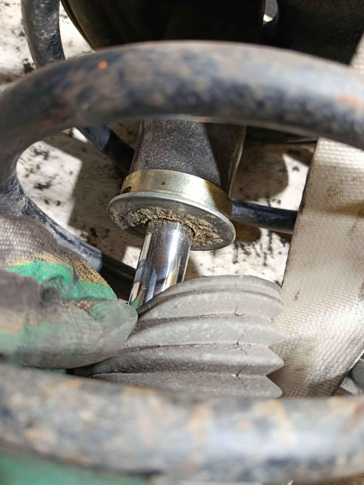 Стойка амортизатора 55300-JM000, 55301-JM000 на Hyundai Tucson 1 JM G4GC Фото 3