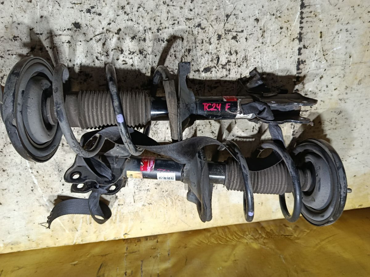 Стойка амортизатора на Nissan Serena TC24 QR20DE Фото 1