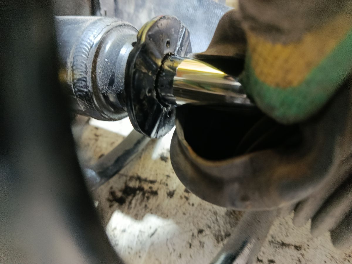 Стойка амортизатора на Nissan Serena TC24 QR20DE Фото 3