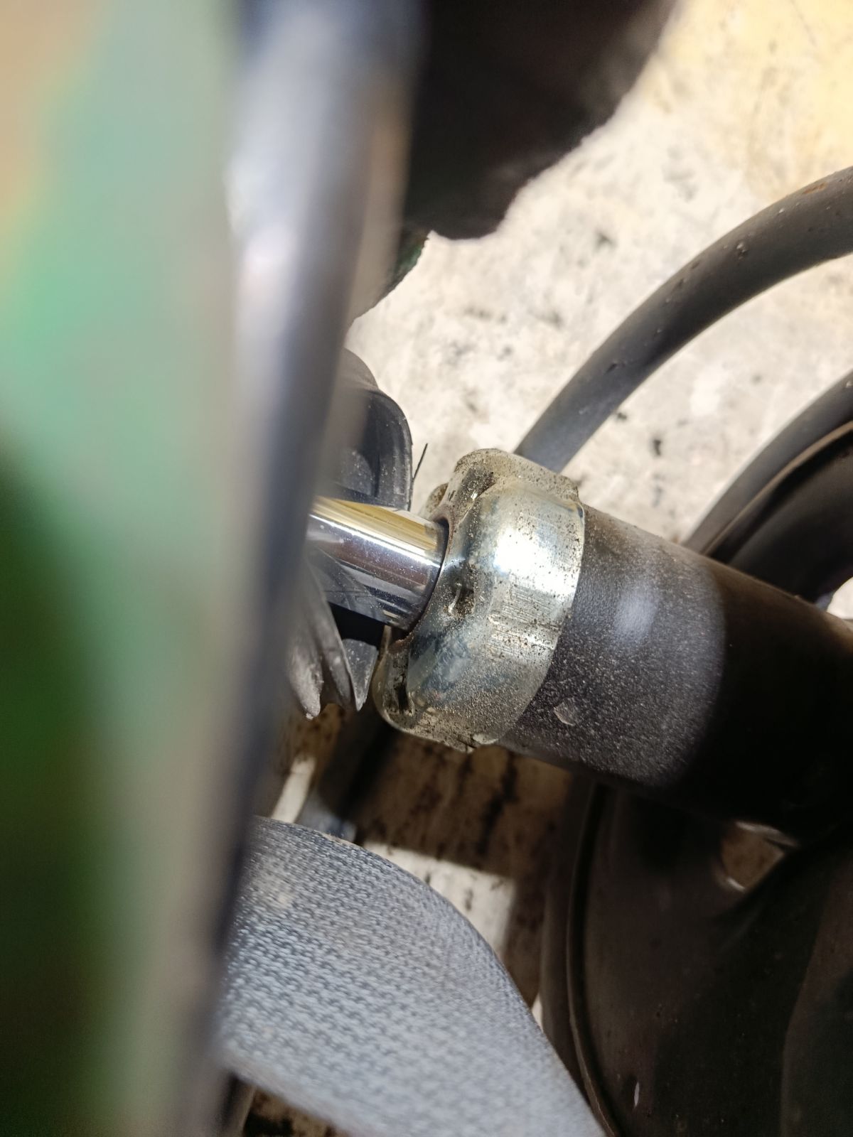 Стойка амортизатора на Nissan Teana J31 VQ23DE Фото 3