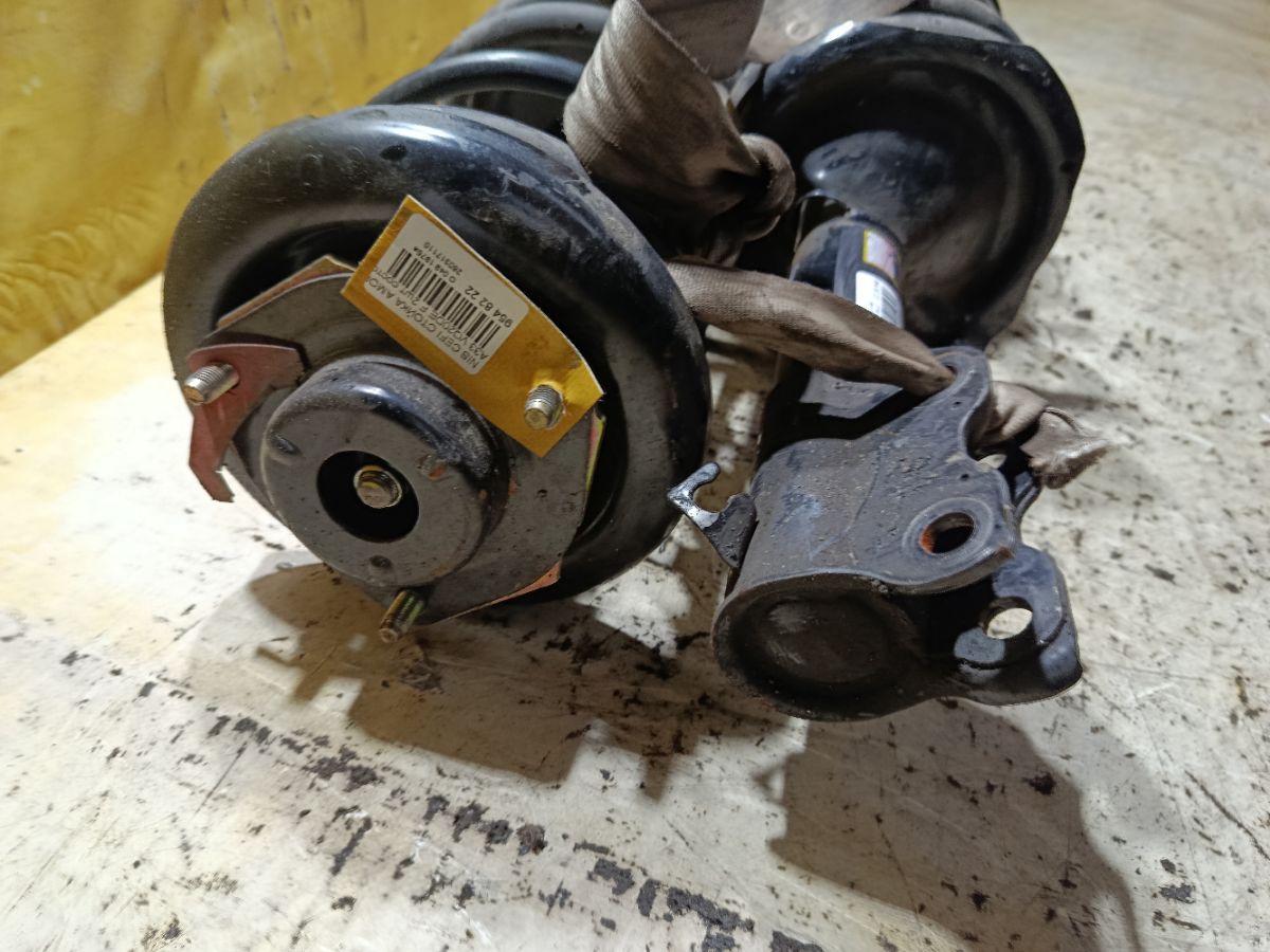 Стойка амортизатора на Nissan Cefiro A33 VQ20DE Фото 2