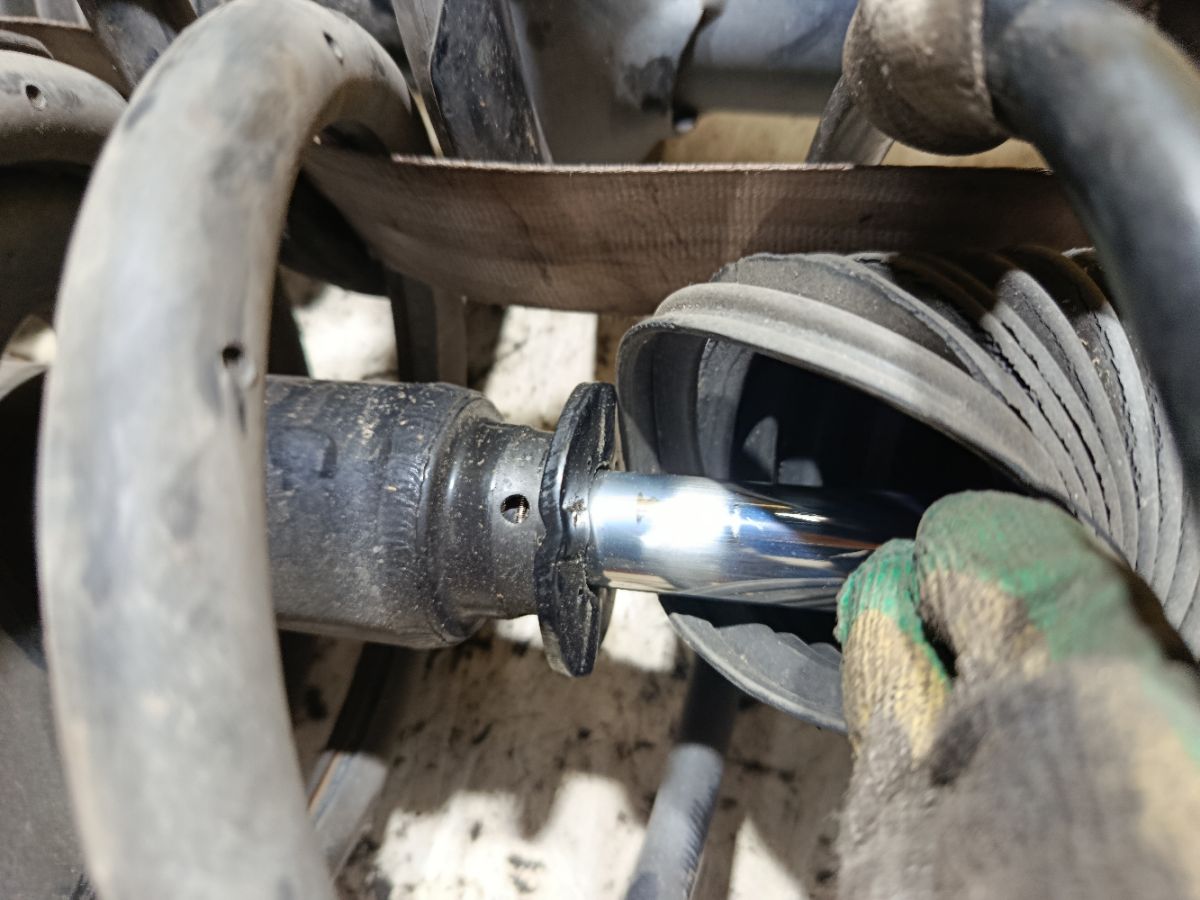 Стойка амортизатора на Nissan Cefiro A33 VQ20DE Фото 3