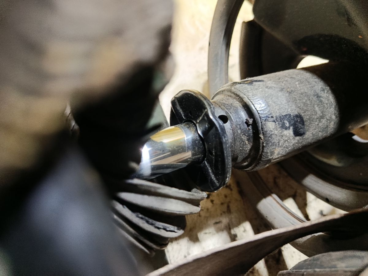 Стойка амортизатора на Nissan Cefiro A33 VQ20DE Фото 4