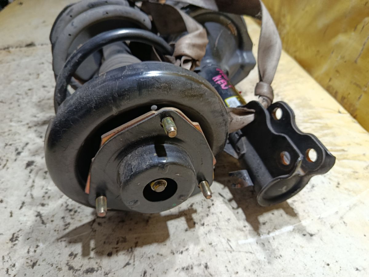 Стойка амортизатора на Nissan Cefiro A33 VQ20DE Фото 5