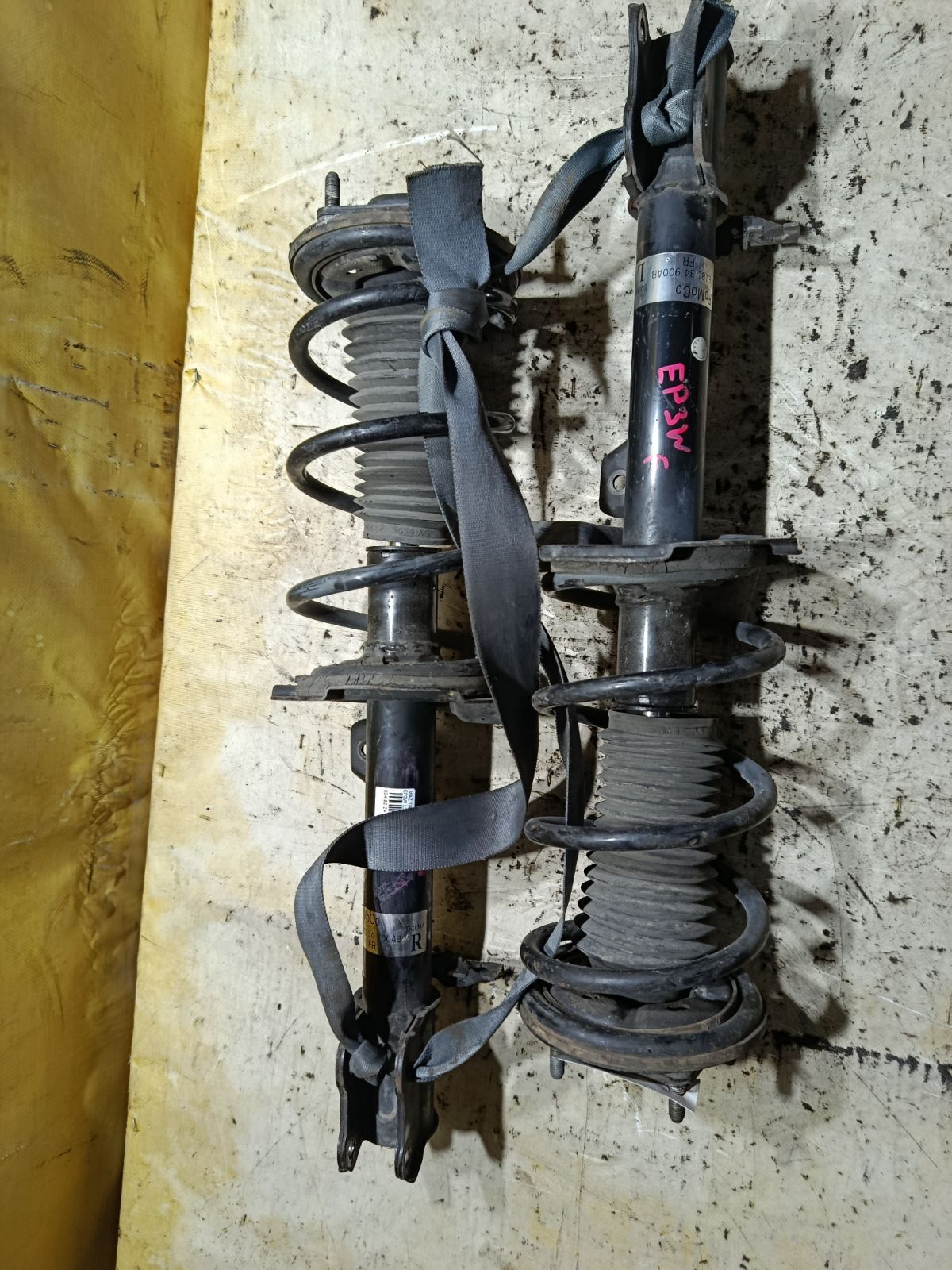 Стойка амортизатора E18134700AB, E18134900AB на Mazda Tribute EP3W L3 Фото 1