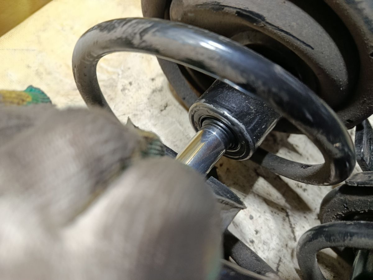 Стойка амортизатора на Mazda 3 BK5P Фото 5