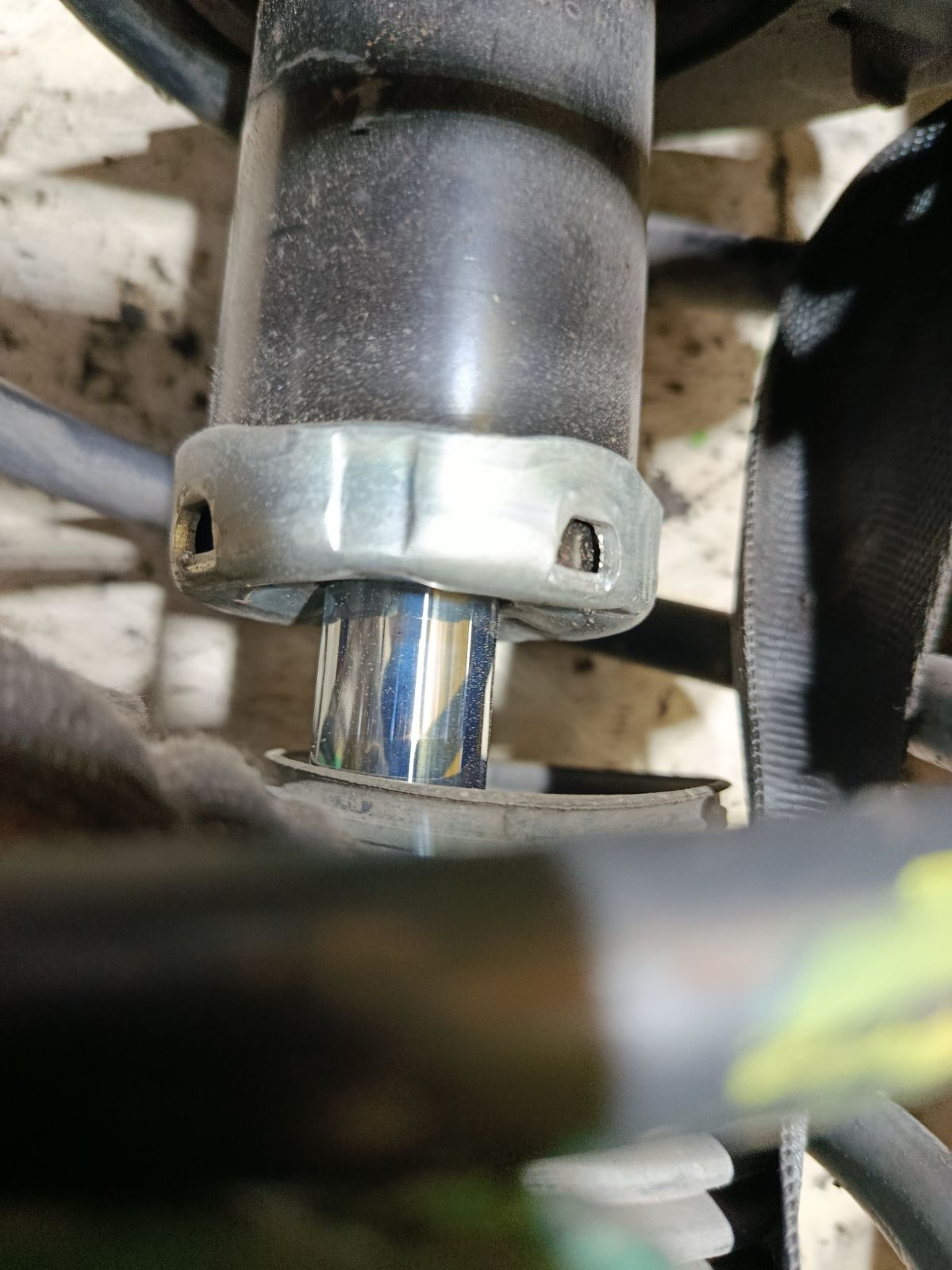 Стойка амортизатора 54661-3X250, 54651-3X250 на Hyundai Elantra MD G4NB Фото 4