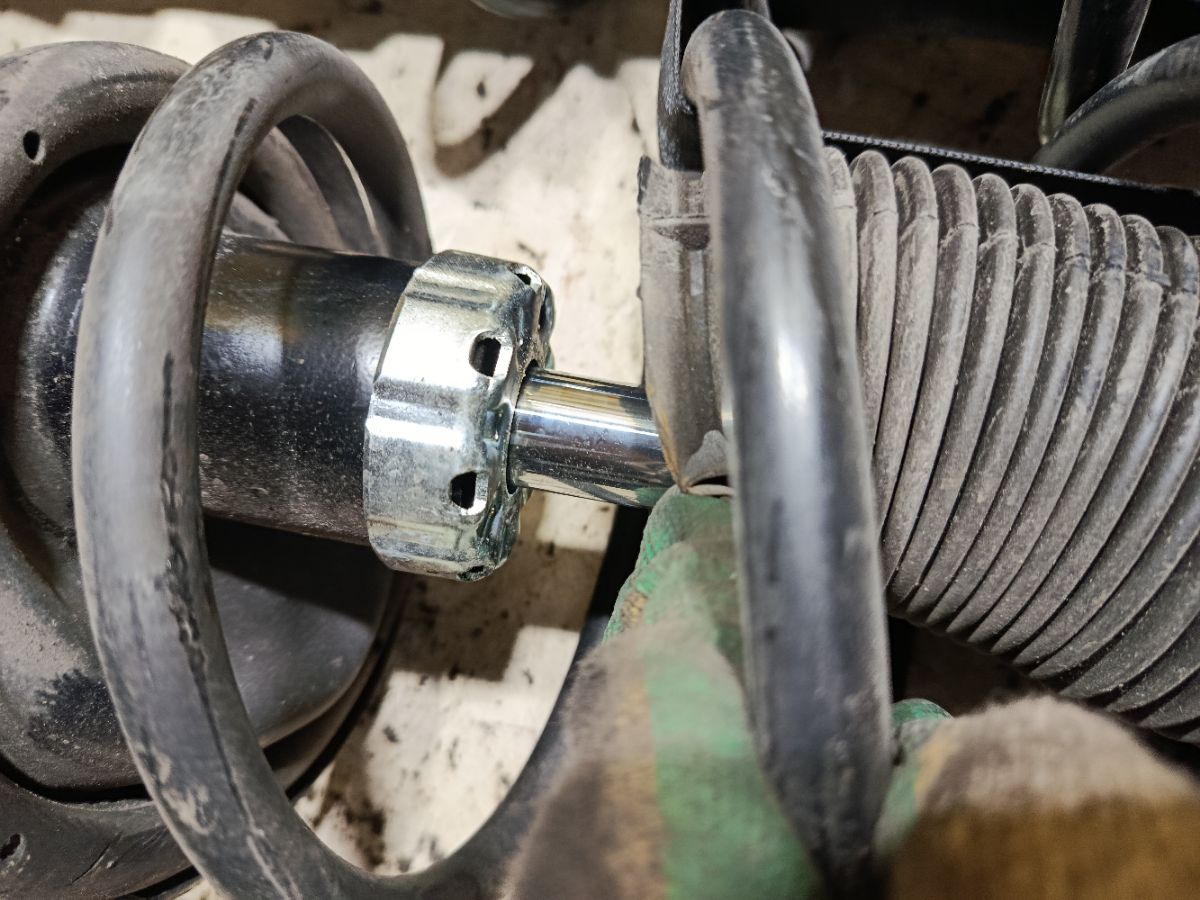 Стойка амортизатора на Ford Focus 2 Фото 2