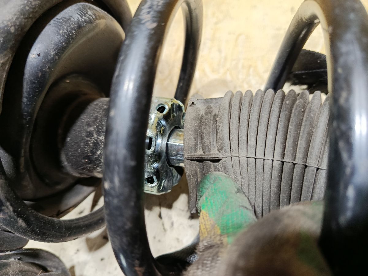 Стойка амортизатора на Ford Focus 2 Фото 3