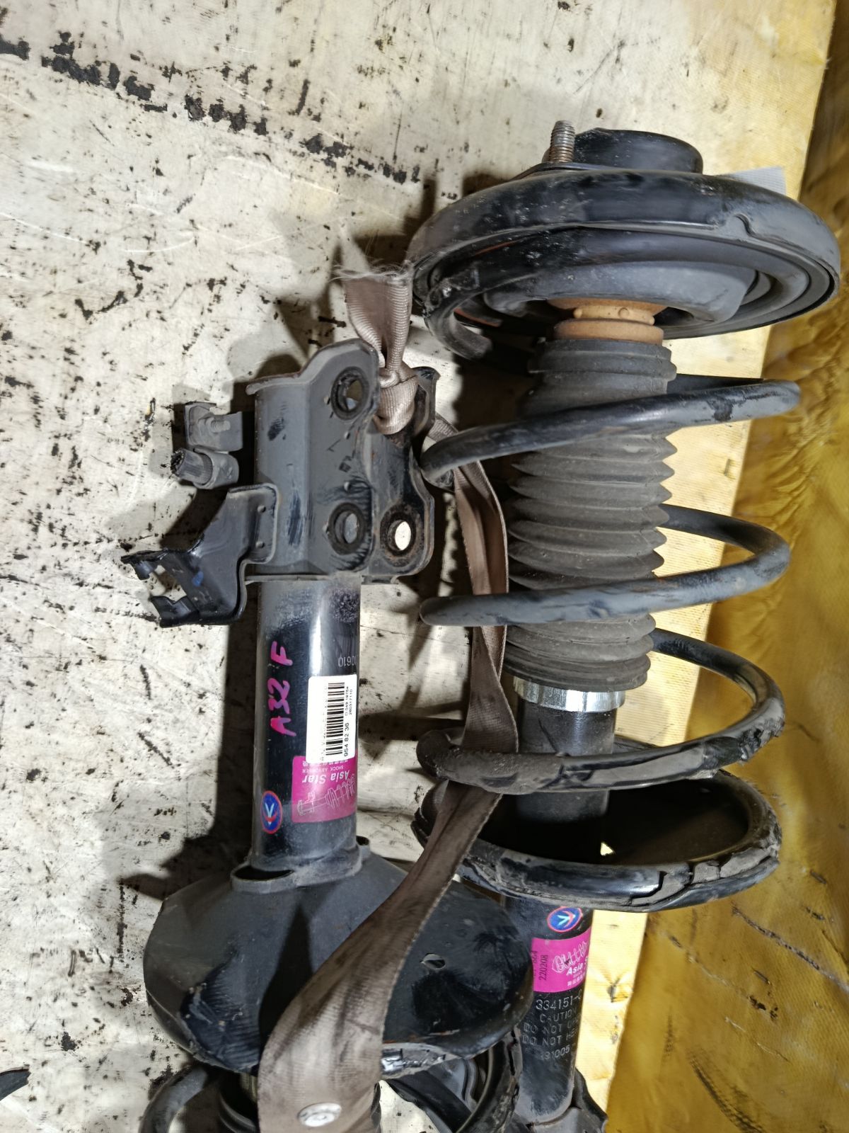 Стойка амортизатора на Nissan Cefiro A32 VQ20DE Фото 3