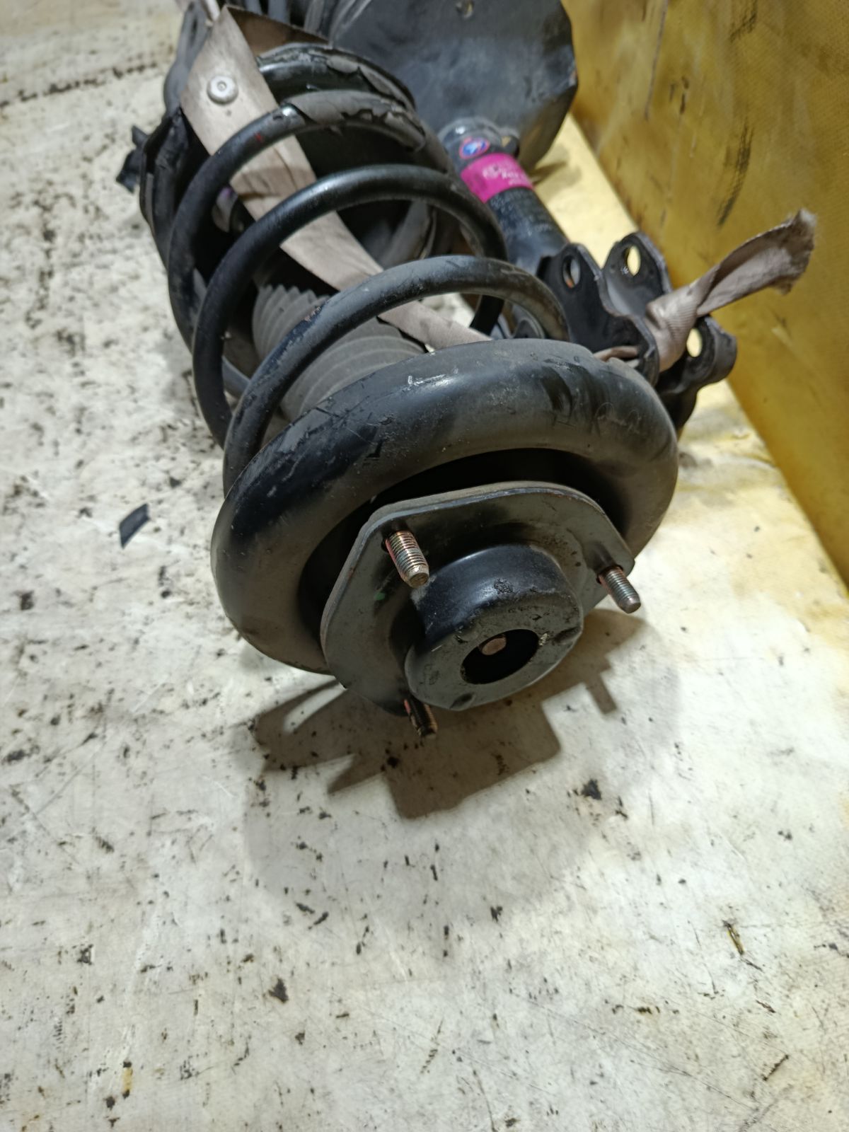 Стойка амортизатора на Nissan Cefiro A32 VQ20DE Фото 6