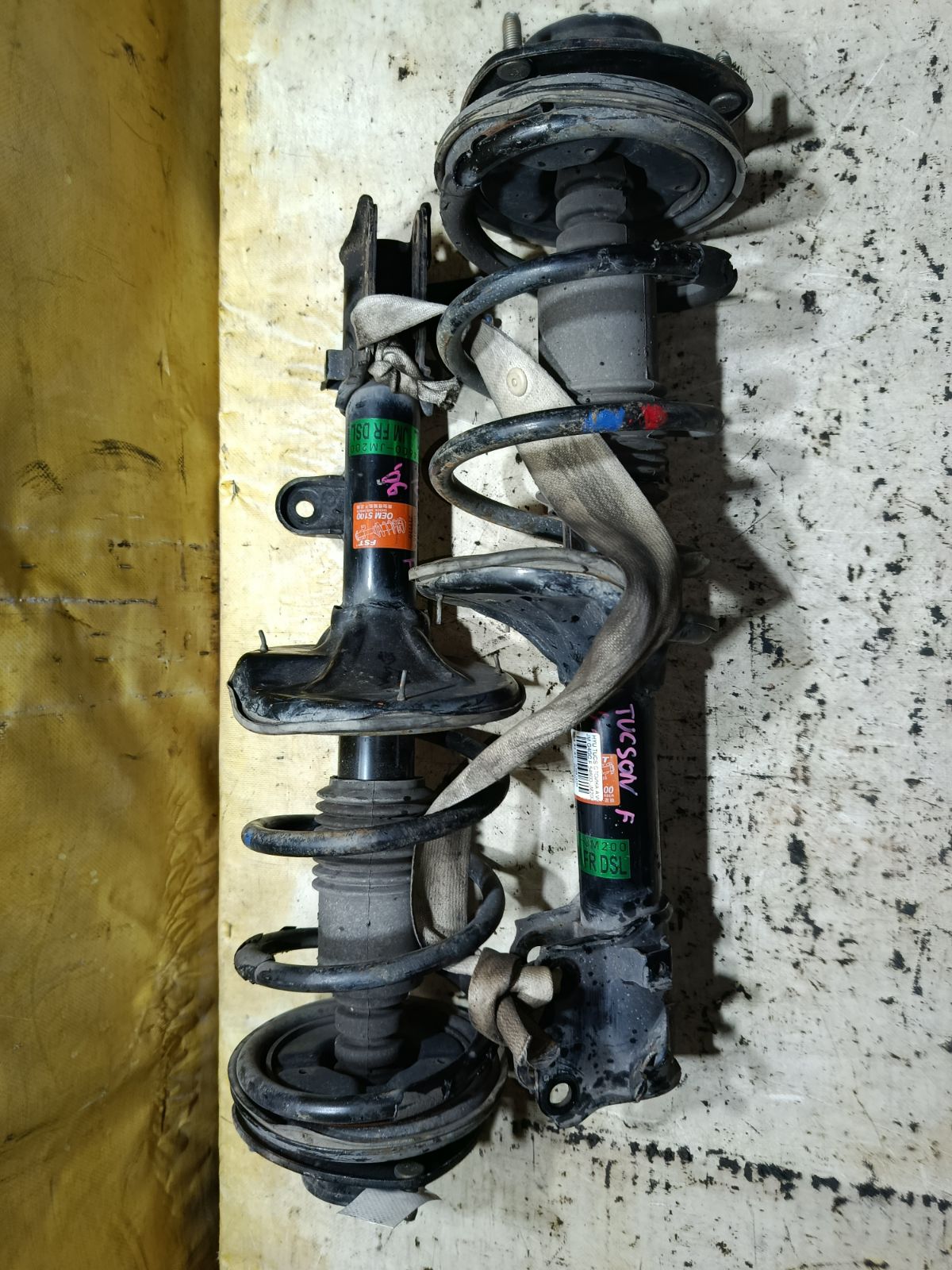 Стойка амортизатора 54600-JM200, 54601-JM200 на Hyundai Tucson 1 JM G4GC Фото 1