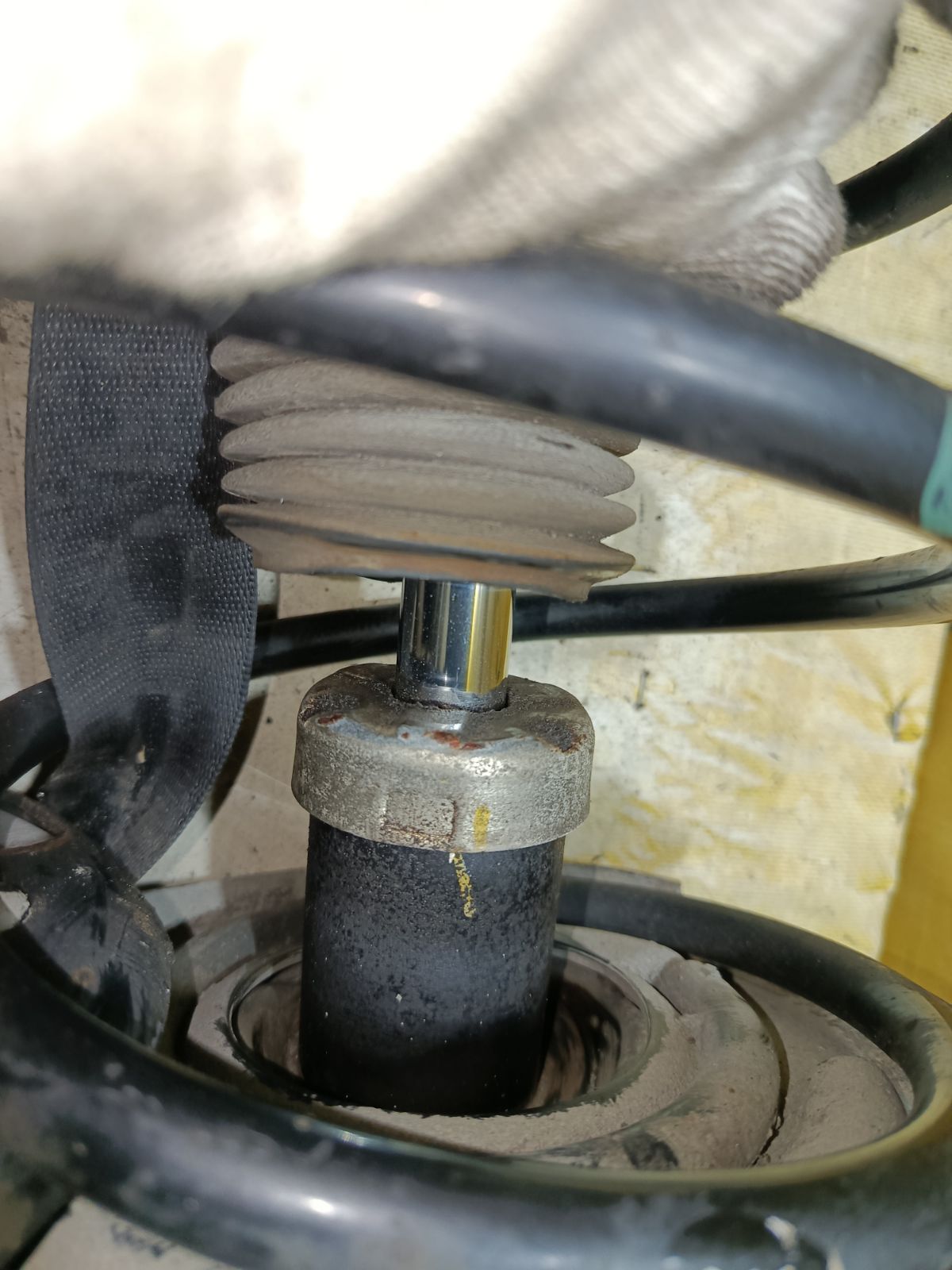 Стойка амортизатора на Nissan Teana J32 VQ35DE Фото 6