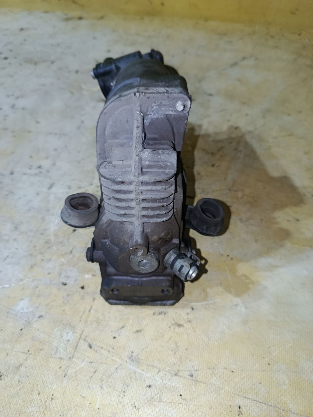 Компрессор подвески A2213201704 на Mercedes-Benz S-Class W221.173 Фото 4