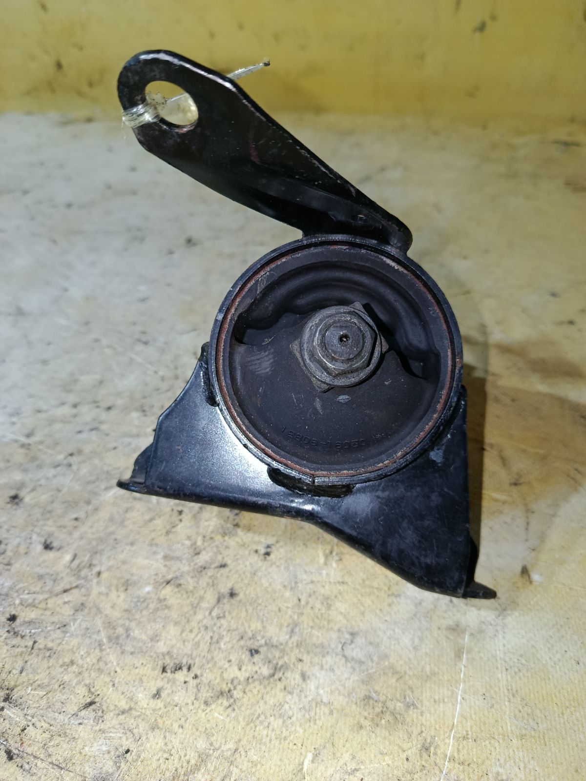 Подушка двигателя 12308-16050, 12305-16040, 12305-16042, 12305-16120 на Toyota Corona AT190 4A-FE Фото 1