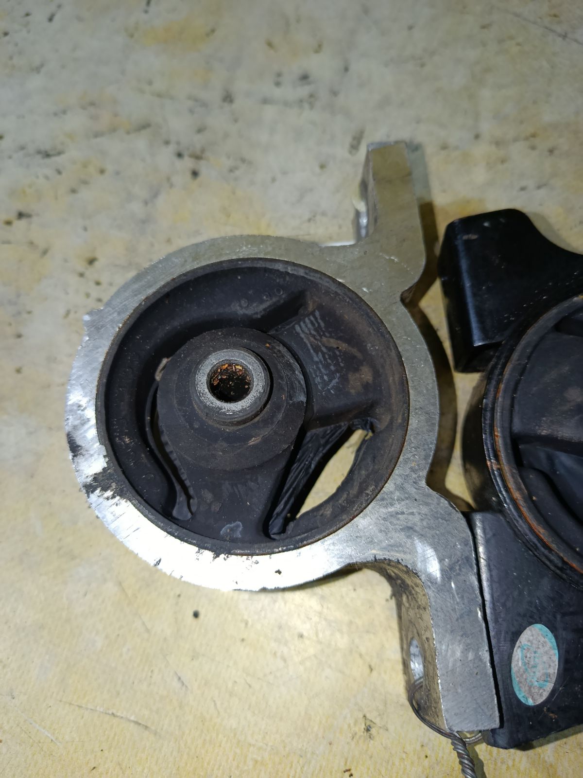 Подушка двигателя на Nissan Bluebird Sylphy QG10 QG18DE Фото 3