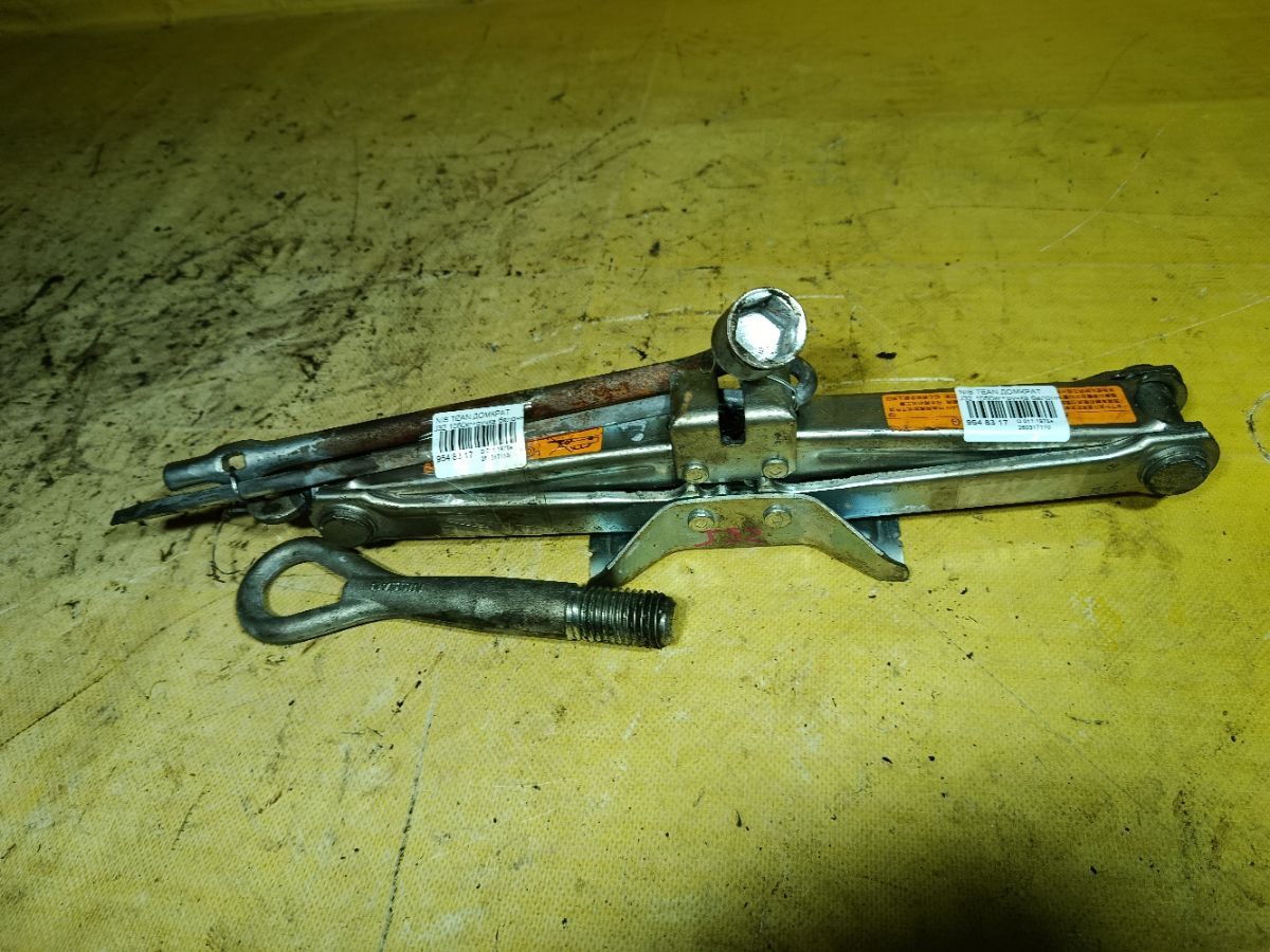 Домкрат на Nissan Teana J32 Фото 1