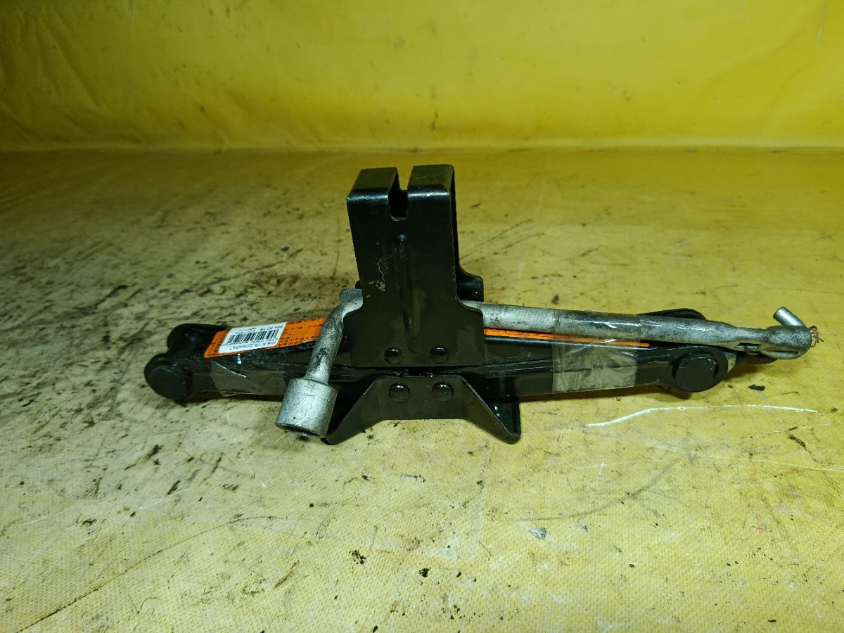 Домкрат на Nissan X-Trail NT30 Фото 1