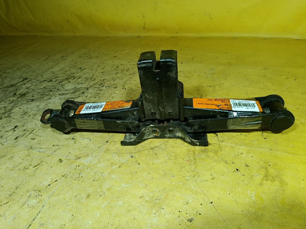 Домкрат на Nissan X-Trail NT30 Фото 1