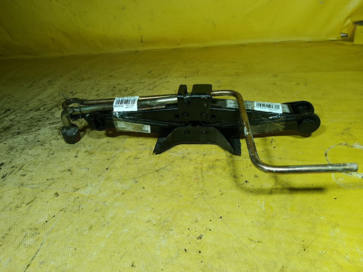 Домкрат на Mazda Axela BK5P Фото 1