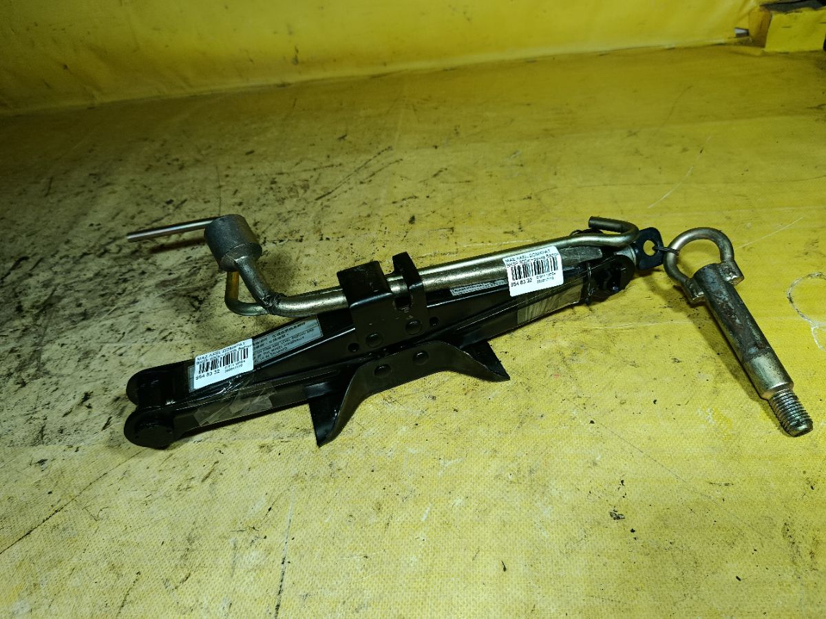 Домкрат на Mazda Axela BK5P Фото 1