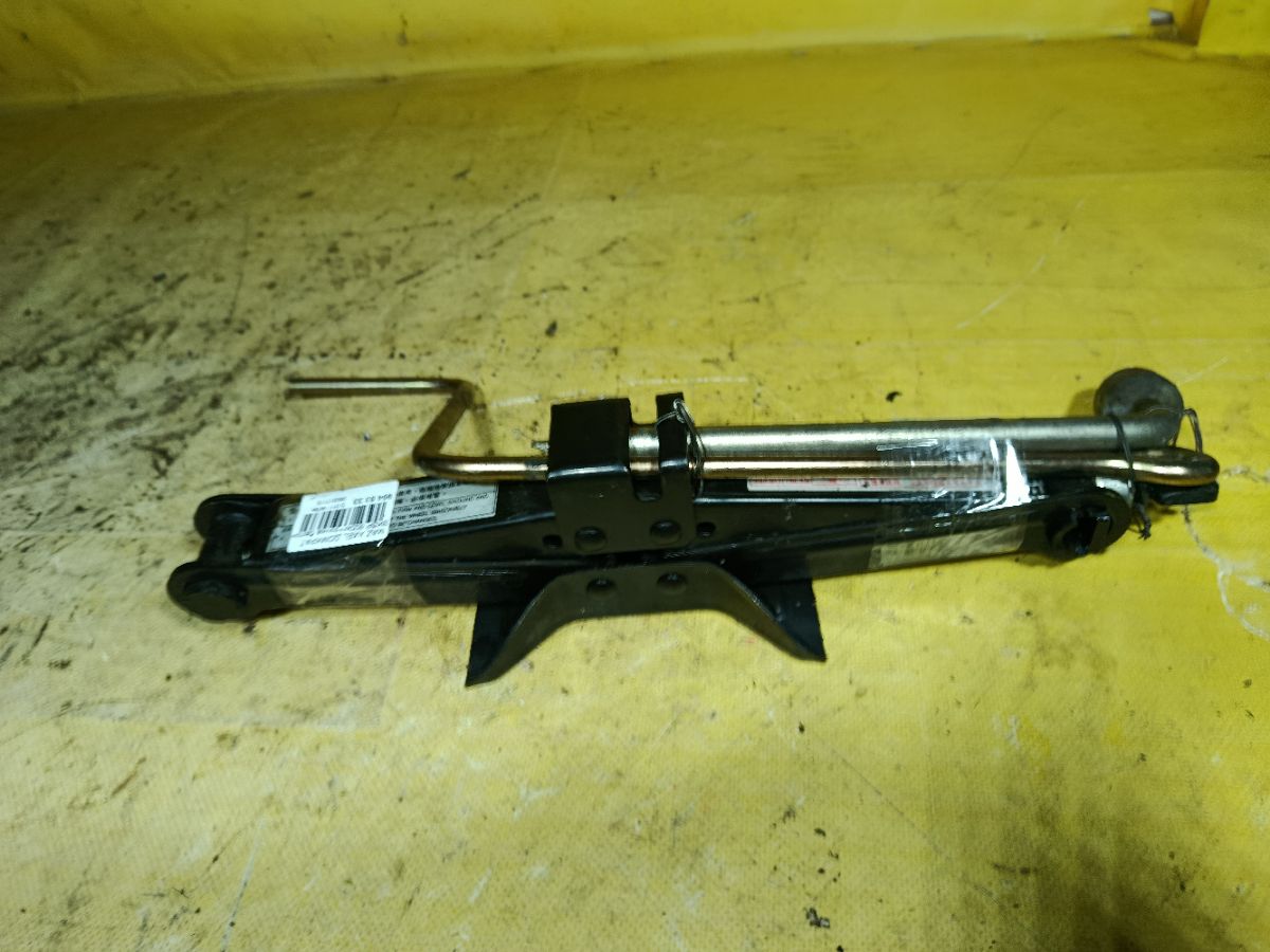 Домкрат на Mazda Axela BK5P Фото 1