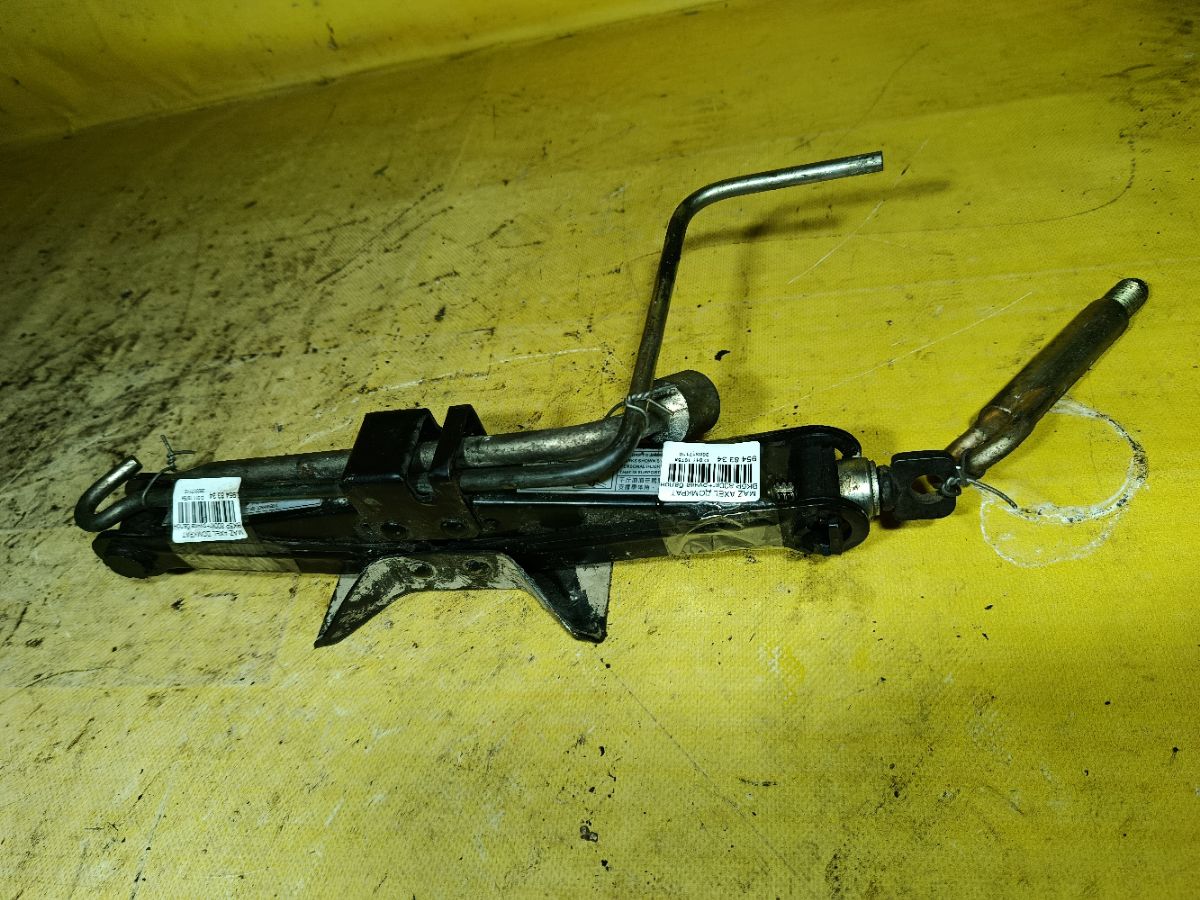 Домкрат на Mazda Axela BK5P Фото 1