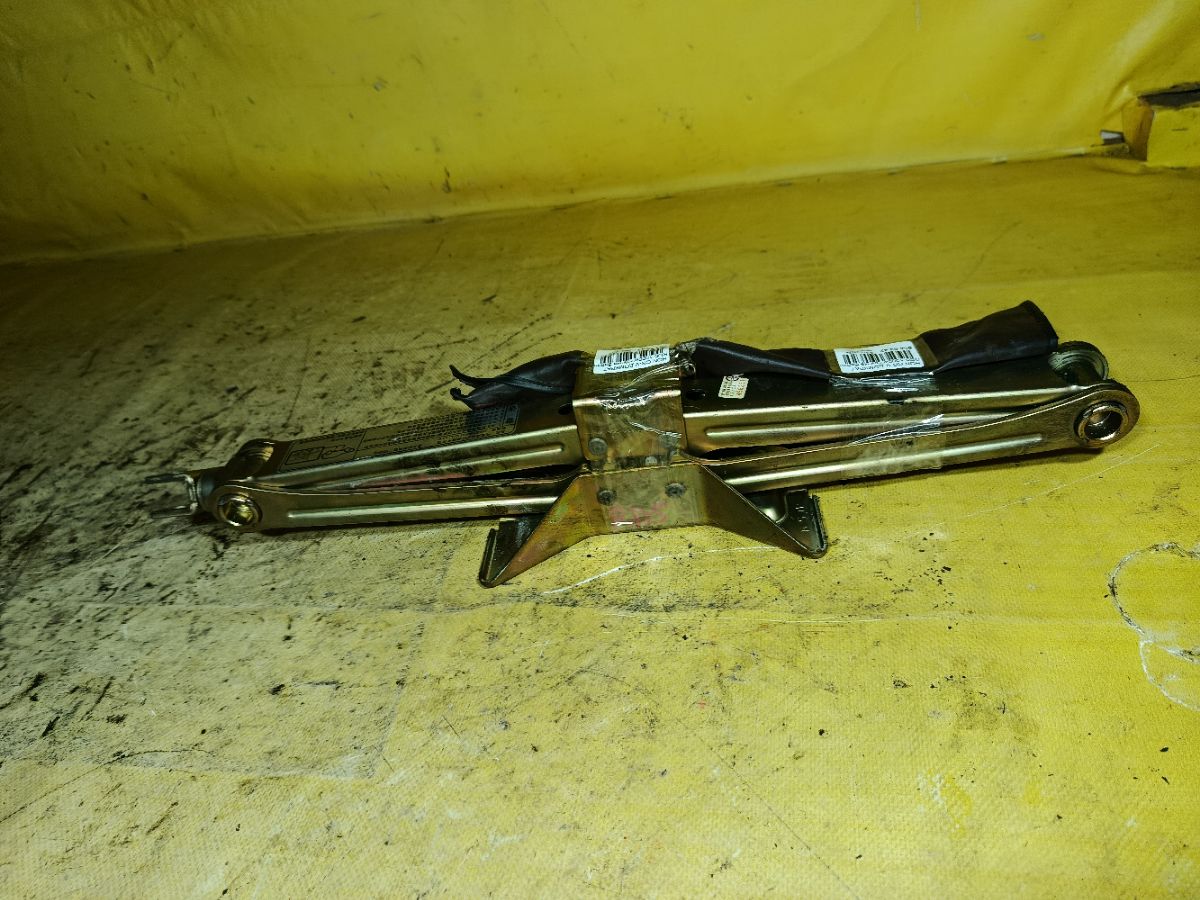 Домкрат на Honda Cr-V RD5 Фото 1