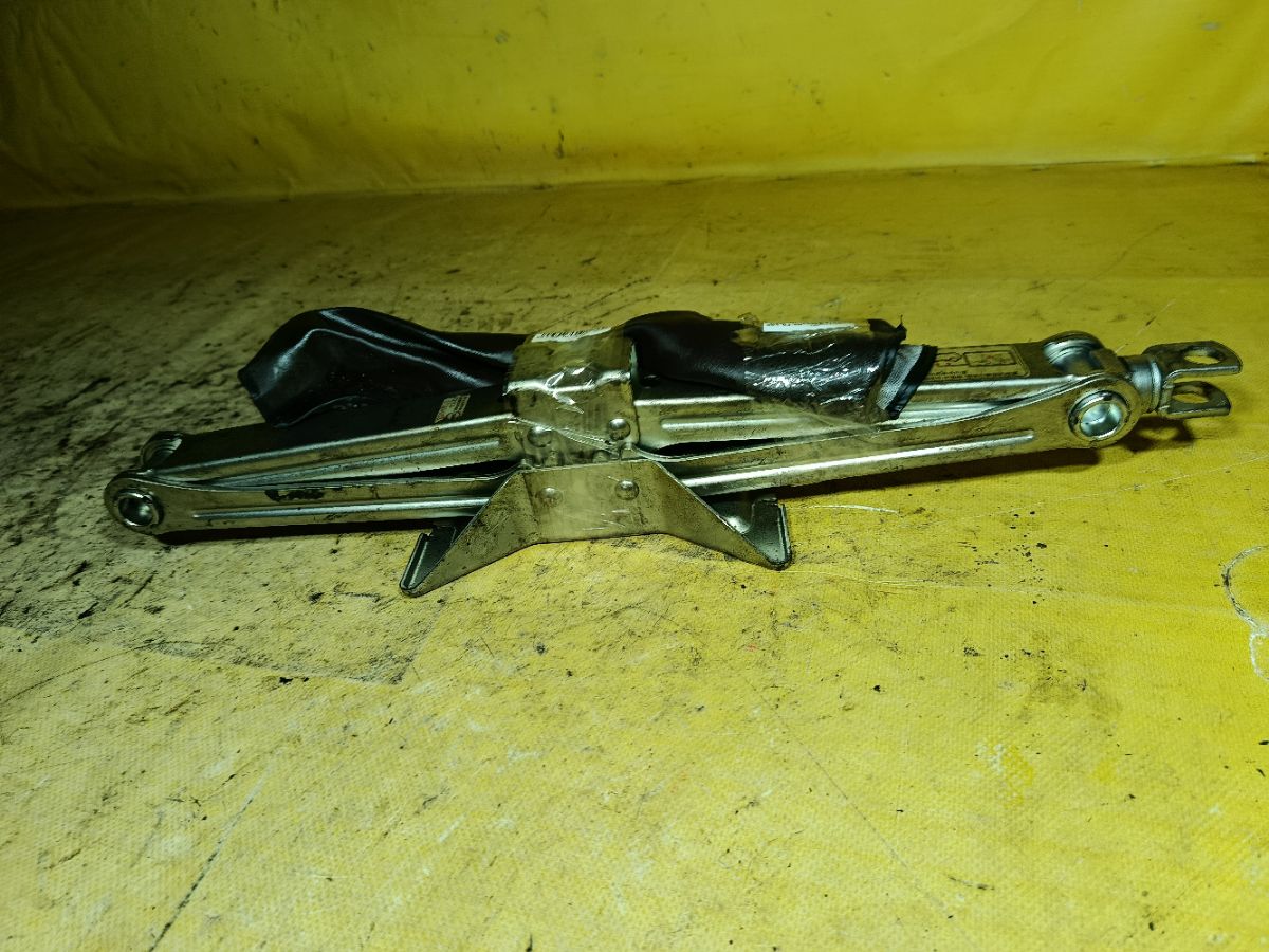 Домкрат на Honda Cr-V RD5 Фото 1