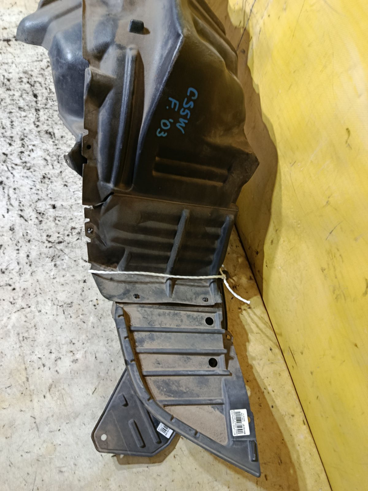 Подкрылок MN126808, MN126807 на Mitsubishi Lancer Cedia Wagon CS5W 4G93 Фото 2