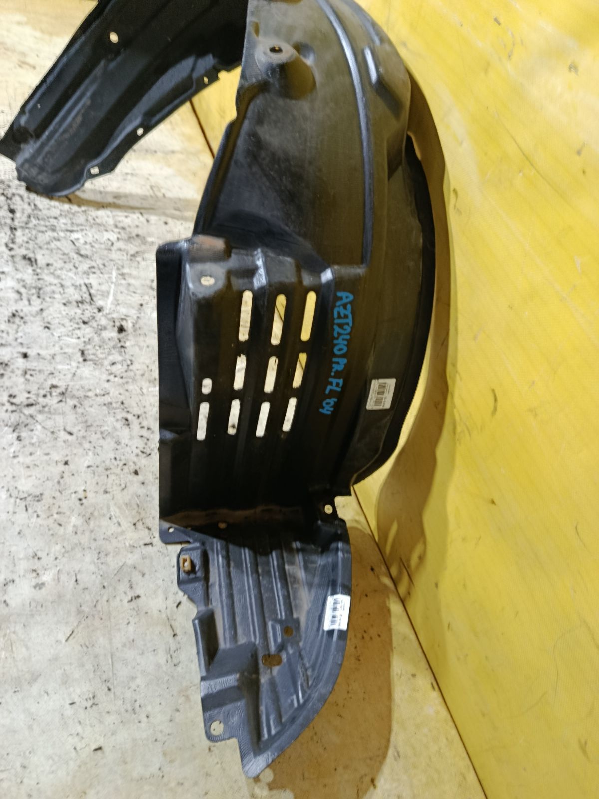 Подкрылок 53876-20392 на Toyota Premio AZT240 1AZ-FSE Фото 2