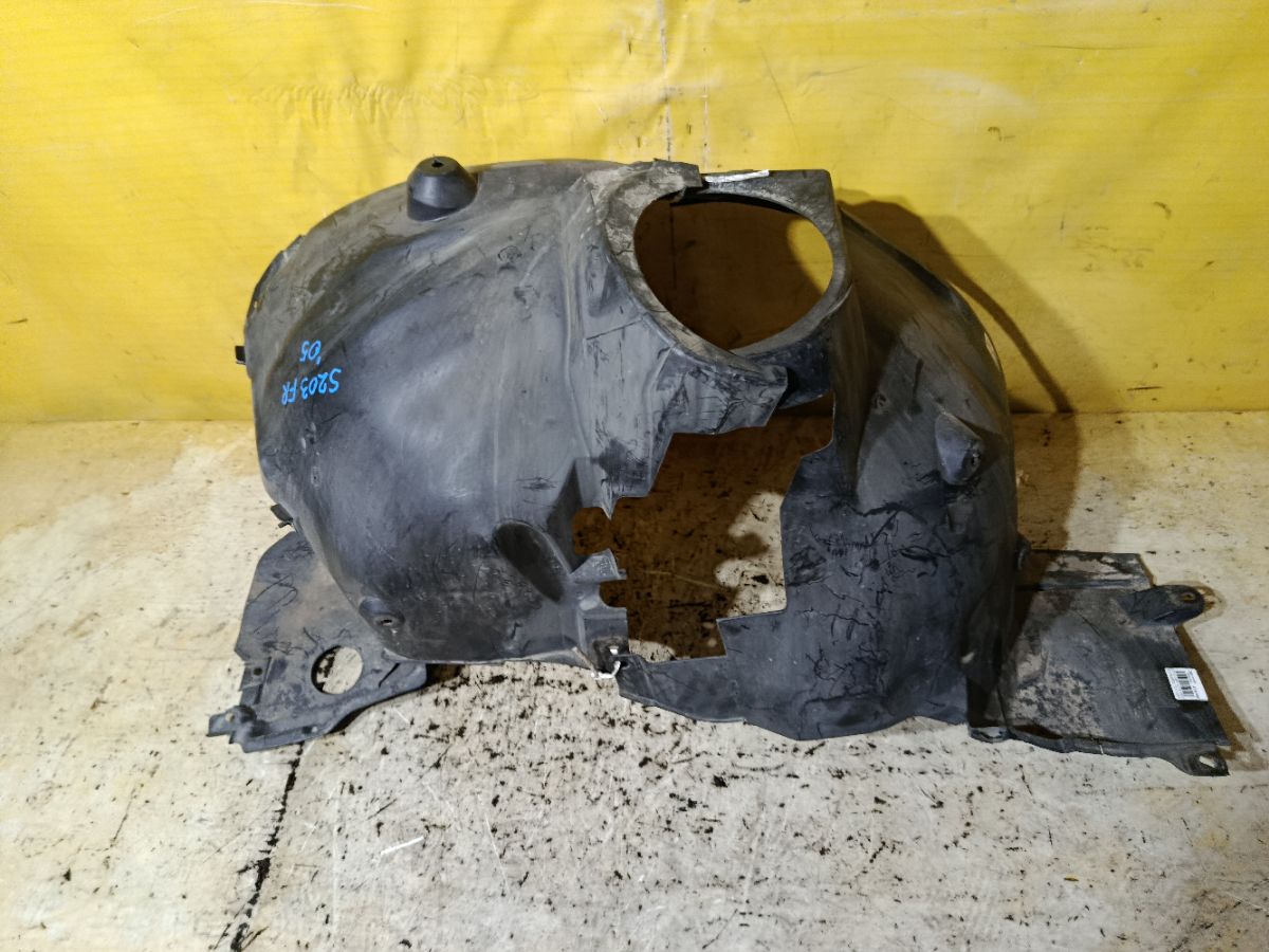 Подкрылок A2038840622, A2038841222 на Mercedes-Benz C-Class Station Wagon S203.246 271.946 Фото 1