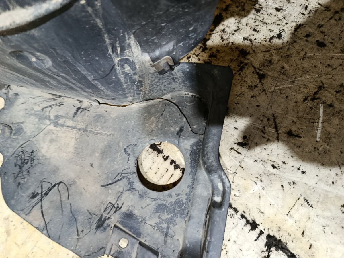 Подкрылок A2038840622, A2038841222 на Mercedes-Benz C-Class Station Wagon S203.246 271.946 Фото 4