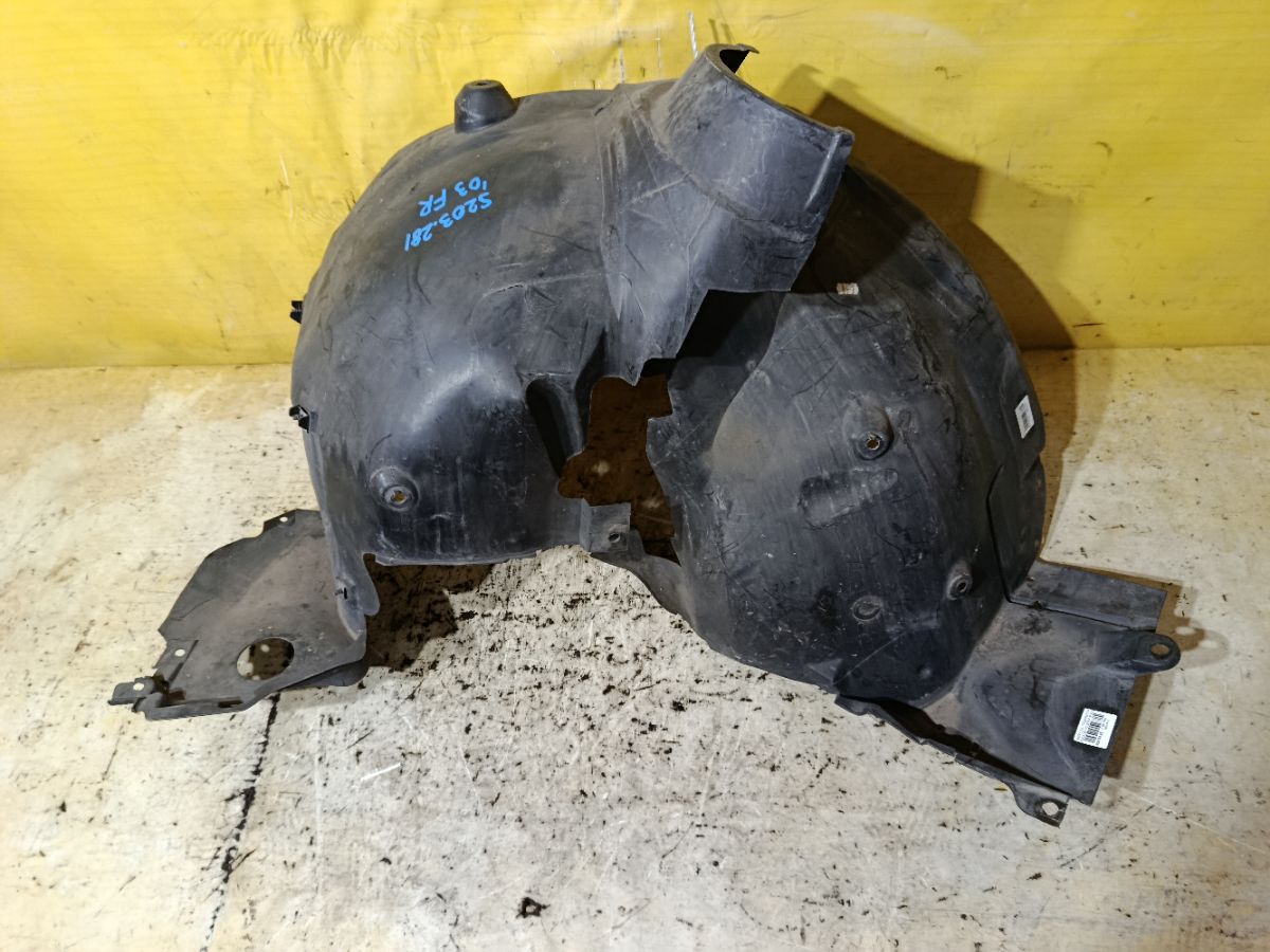 Подкрылок A2038842222, A2038842622 на Mercedes-Benz C-Class Station Wagon S203.281 112.916 Фото 1