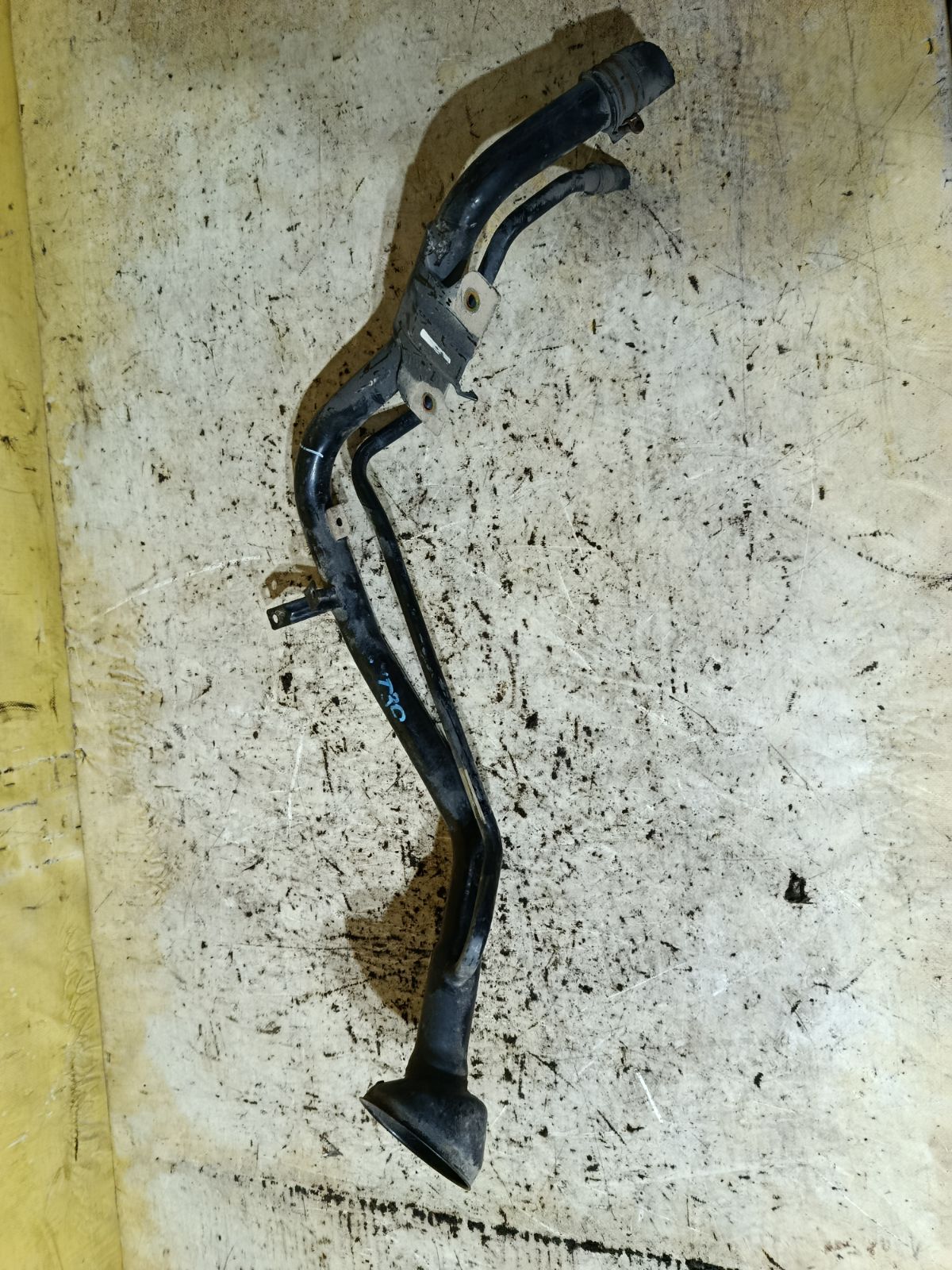 Заливная горловина топливного бака на Nissan X-Trail NT30 QR20DE Фото 1