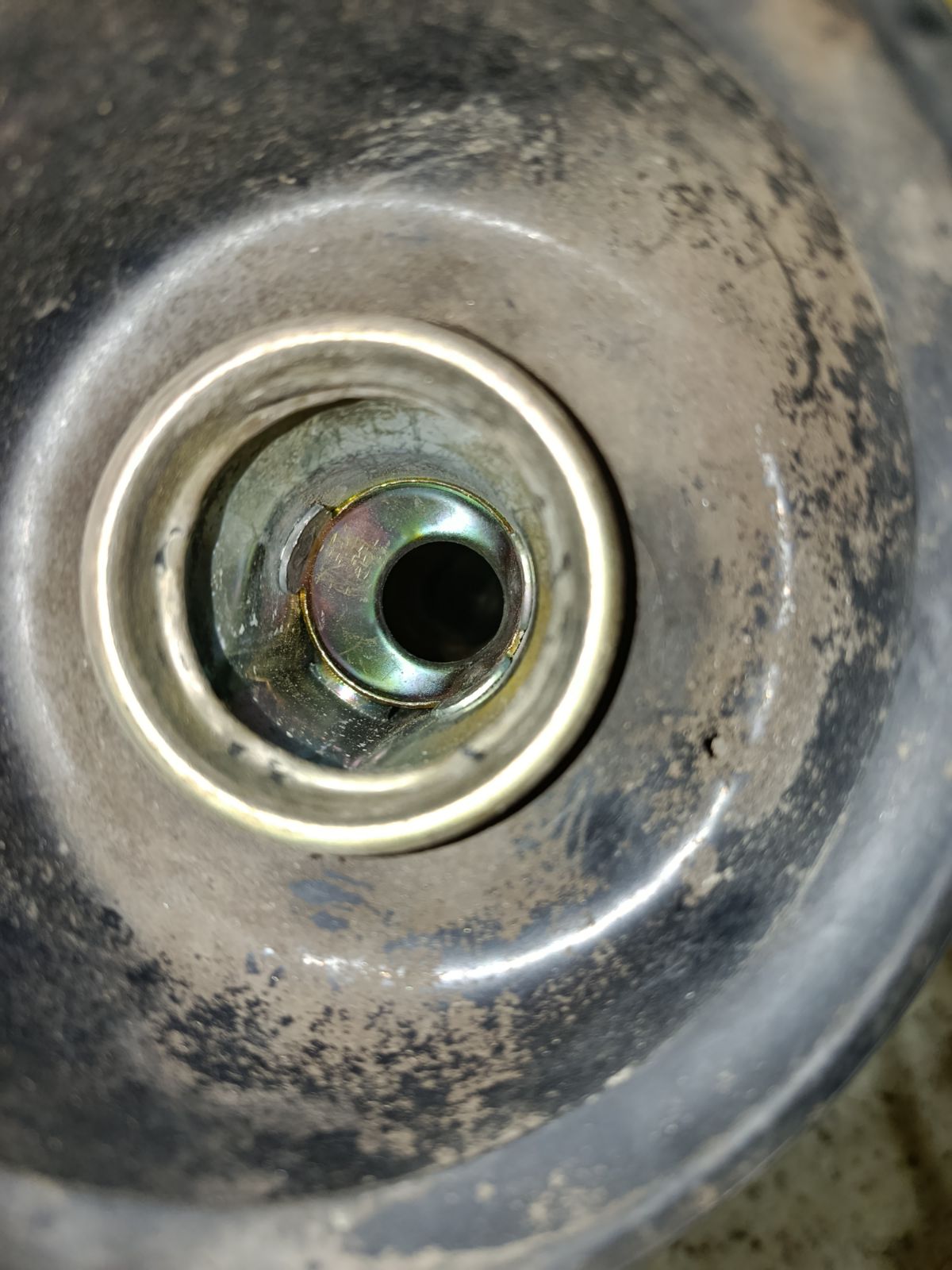 Заливная горловина топливного бака на Nissan Sunny FB15 QG15DE Фото 3